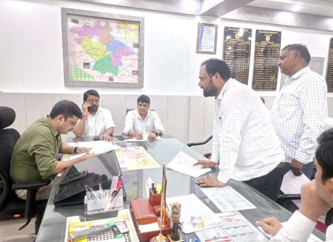 #जिलाधिकारी ने आज कलेक्ट्रेट कार्यालय कक्ष में #जनता_दर्शन में आमजन की समस्याओं को सुना व संबंधित अधिकारियों को गुणवत्तापूर्ण व समयबद्ध निस्तारित करने हेतु निर्देशित किया।
Government of UP