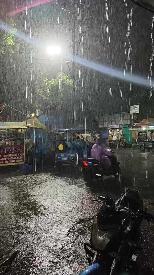 হঠাৎ বৃষ্টিতে ভিজলো মেদিনীপুর! শহরের এক পাশে টানা বৃষ্টি অন্য পাশে শুকনো