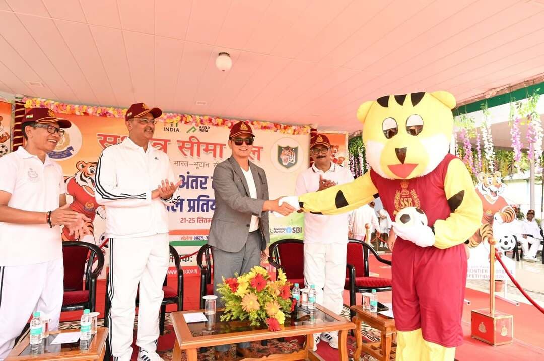 सिल्लीगुड़ी सीमांत मुख्यालय, सशस्त्र सीमा बल द्वारा आयोजित इंटर फ्रंटियर फुटबॉल प्रतियोगिता-2026 का आज दिनांक 21-09-2026 को सिल्लीगुड़ी भव्य शुभारंभ किया गया। प्रतियोगिता का आयोजन वंदन सक्सेना, महानिरीक्षक, सीमांत सिलीगुड़ी के मार्गदर्शन में किया जा रहा है। उद्घाटन समारोह में मुख्य अतिथि पूर्व भारतीय फुटबॉल कप्तान श्री बाइचुंग भूटिया, पद्म श्री एवं देश के प्रसिद्ध फुटबॉल खिलाड़ी, की गरिमामयी उपस्थिति ने समारोह की भव्यता को और बढ़ा दिया। #viralreels #viralchallenge #viralreelschallenge #viralpost #vacaciones #videogames #newyork #2026Goals