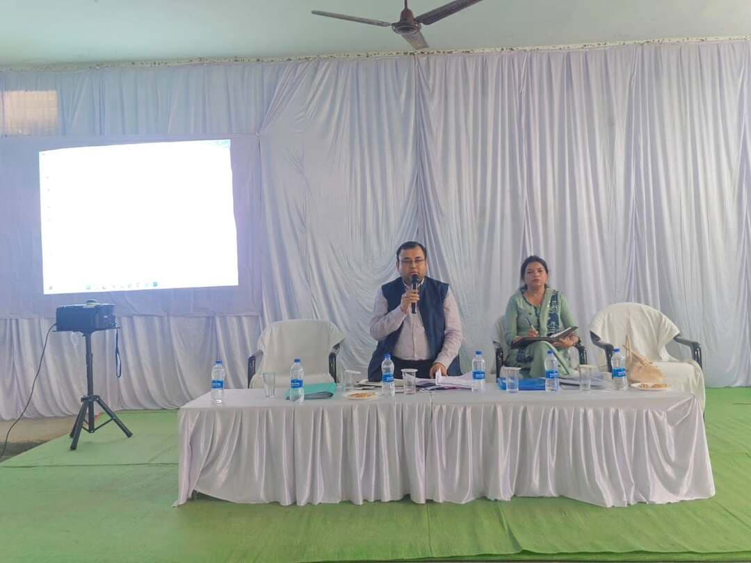 कलेक्टर श्रीमती तनुजा सलाम के निर्देशानुसार जिला पंचायत सीईओ श्री उज्ज्वल पोरवाल ने जनपद पंचायत अंबागढ़ चौकी के टाउनहाल में जनपद अध्यक्ष, उपाध्यक्ष, जनपद एवं जिला पंचायत सदस्यों, सरपंच -उपसरपंचों तथा सचिवों की बैठक आयोजित की गई।
बैठक में वीबीजीरामजी की कार्ययोजना को लेकर विस्तृत चर्चा की गई। ग्राम पंचायतवार स्थानीय आवश्यकताओं एवं प्राथमिकता वाले कार्यों पर विचार-विमर्श करते हुए आगामी कार्ययोजना तैयार करने के संबंध में आवश्यक दिशा-निर्देश दिए गए।
#mmacdistrict_cg #chhattishgarh
@chhattisgarhcmo @dpr.chhattisgarh