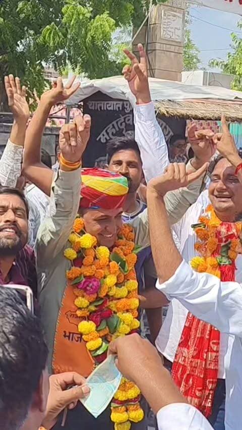 कंचन देवी सांखला की जीत के बाद विधायक लक्ष्मण राम कलरू के साथ कार्यकताओं का जश्न