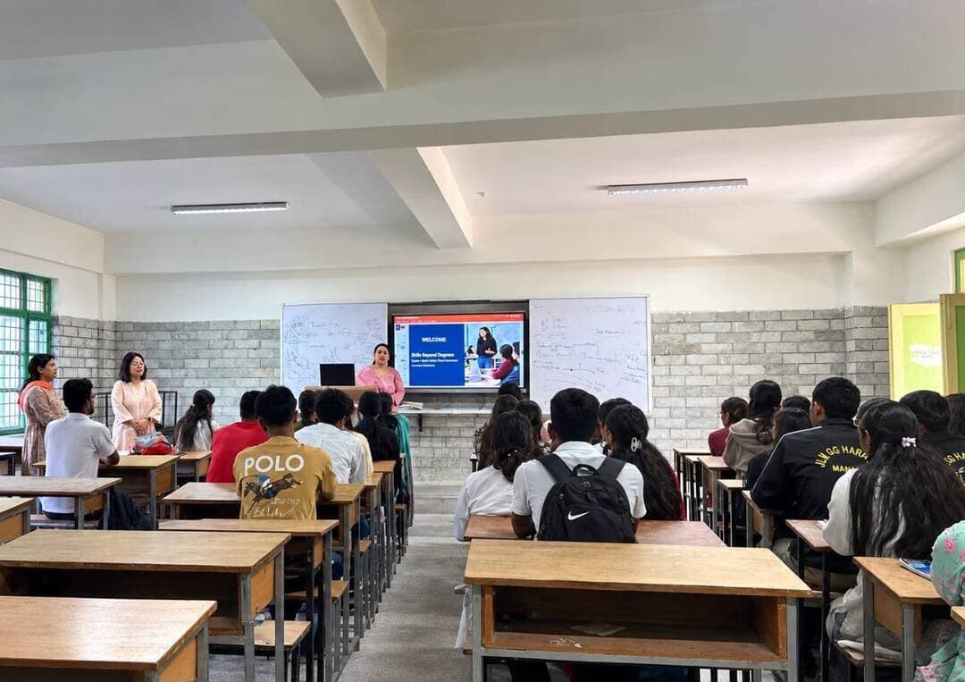 “Skills Beyond Degrees” विषय पर एक दिवसीय विशेष व्याख्यान आयोजित
Kullu Times
जे.एल.एन. राजकीय महाविद्यालय हरिपुर (मनाली) के समाजशास्त्र विभाग द्वारा “Skills Beyond Degrees: Building Employability, Entrepreneurship and Social Confidence among Students” विषय पर एक दिवसीय विशेष व्याख्यान का आयोजन किया गया। कार्यक्रम में ललिता शर्मा, पूर्व प्रशिक्षक, हिमाचल प्रदेश कौशल विकास निगम (HPKVN) ने बतौर विशेषज्ञ वक्ता विद्यार्थियों को संबोधित किया।
अपने व्यापक प्रशिक्षण एवं विशेषज्ञता के अनुभव के आधार पर ललिता शर्मा ने विद्यार्थियों से रोजगारपरक कौशल, उद्यमिता, व्यक्तित्व विकास, संचार कौशल, नेतृत्व क्षमता, आत्मविश्वास और सामाजिक व्यवहार सहित विभिन्न महत्वपूर्ण क्षेत्रों पर संवाद किया। उन्होंने बदलते रोजगार परिदृश्य में केवल शैक्षणिक डिग्री के बजाय व्यावहारिक एवं जीवनोपयोगी कौशल विकसित करने की आवश्यकता पर विशेष बल दिया।उन्होंने विद्यार्थियों को करियर के विभिन्न अवसरों की पहचान करने, अपनी क्षमताओं को विकसित करने तथा उपलब्ध संसाधनों का प्रभावी उपयोग करने के लिए प्रेरित किया। उनके व्यावहारिक अनुभवों एवं संवादात्मक शैली ने विद्यार्थियों को विषय से जोड़ते हुए उन्हें भविष्य की चुनौतियों के लिए तैयार होने की प्रेरणा दी।
कार्यक्रम विद्यार्थियों के लिए ज्ञानवर्धक एवं प्रेरणादायक रहा तथा उन्हें शिक्षा, कौशल और रोजगार के बीच संबंध को समझने और अपने व्यक्तिगत एवं व्यावसायिक विकास की दिशा में आगे बढ़ने का अवसर मिला।