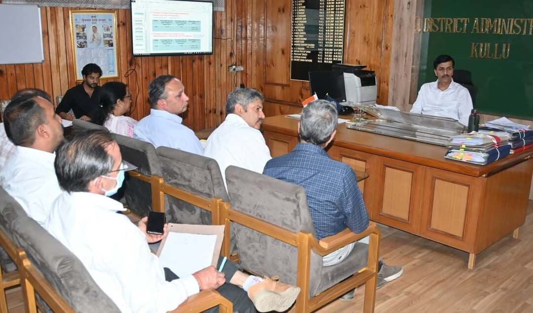 एडीम अध्यक्षता में आकांक्षी ब्लॉक की बैठक, अधिक स्वास्थ्य शिविर लगाने पर बल
Kullu Times
एडीम कुल्लू सुरजीत सिंह राठौर की अध्यक्षता में आकांक्षी ब्लॉक कार्यक्रम के अंतर्गत कुल्लू जिला के निरमंड ब्लॉक के आकांक्षी ब्लॉक के रूप हो रहे कार्यों की समीक्षा बैठक की अध्यक्षता की।एडीम निर्देश दिए कि जिन इंडिकेटर पर अभी भी कमजोर प्रदर्शन है उन्हें तुरंत सुधारने की की आवश्यकता है। उन्होंने स्वास्थ्य विभाग को स्वास्थ्य जांच शिविर लगाने पर बल दिया ताकि दूर दराज के लोगों को इसका उचित लाभ मिल सके। बैठक में बताया गया कि आकांक्षी ब्लॉक कार्यक्रम 2023 में शुरू किया गया था। इस कार्यक्रम के लिए जिला के निरमंड ब्लॉक को चिन्हित किया गया था। जिला के निरमंड ब्लॉक को आकांक्षी ब्लॉक के रूप में गत वर्ष देश भर में बेहतर कार्य करने की उपलब्धि दर्ज की है । इस कार्यक्रम में आकांक्षी ब्लॉक निरमंड तथा जिला अधिकारियों ने निर्धारित लक्ष्य पर 6 में से चार इंडिकेटर पर शत प्रतिशत उपलब्धि हासिल करते हुए अपने लक्ष्य को पूरा किया है।बैठक में स्वास्थ्य, कृषि, बागवानी सहित विभिन्न विभागों के अधिकारी उपस्थित रहे।
--