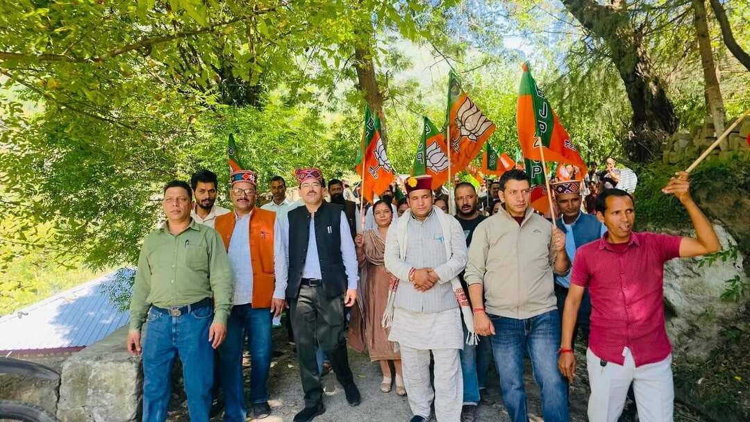 सड़कों की बदहाली पर मंगलौर भाजपा मंडल का हल्लाबोल, PWD कार्यालय का घेराव
विधायक सुरेंद्र शौरी बोले—80% से अधिक बस रूट प्रभावित, 44 करोड़ की केंद्रीय राशि के बावजूद सड़कें बदहाल
Kullu Times
आज बंजार विश्राम गृह में मंगलौर भाजपा मंडल की संगठनात्मक बैठक आयोजित की गई। बैठक में बंजार विधानसभा क्षेत्र के विधायक सुरेंद्र शौरी एवं मंडल प्रभारी बलदेव महंत विशेष रूप से उपस्थित रहे। बैठक में मंडल के अंतर्गत आने वाले सभी बूथों से बूथ स्तर के कार्यकर्ताओं ने सक्रिय भागीदारी की।
संगठनात्मक बैठक के उपरांत भाजपा कार्यकर्ताओं ने क्षेत्र में सड़कों की बदहाल स्थिति और बंद पड़े बस रूटों के विरोध में लोक निर्माण मंडल बंजार स्थित अधिशासी अभियंता कार्यालय का घेराव किया। कार्यकर्ताओं ने विभाग की कार्यप्रणाली के खिलाफ रोष जताते हुए सड़क बहाली एवं निर्माण कार्यों में तेजी लाने की मांग उठाई।
इस अवसर पर विधायक सुरेंद्र शौरी ने कहा कि बंजार विधानसभा क्षेत्र में 80 प्रतिशत से अधिक बस रूट प्रभावित हैं, क्योंकि बड़े वाहनों की आवाजाही के लिए आवश्यक सड़कें समय पर बहाल नहीं हो पाई हैं। उन्होंने कहा कि लोक निर्माण विभाग की धीमी कार्यप्रणाली का सीधा खामियाजा आम जनता को भुगतना पड़ रहा है।
विधायक ने कहा कि प्रधानमंत्री ग्राम सड़क योजना (PMGSY) चरण-III के अंतर्गत निर्माणाधीन बंजार–बठाहड़, दमोठी–भरठीधार, सिद्धवां–गलवाहधार और सैंज–न्यूली सड़क मार्गों पर जनता धूल, गड्ढों और जोखिम भरे सफर के बीच यात्रा करने को मजबूर है। इन चारों महत्वपूर्ण सड़कों पर सफर करना लगातार चुनौतीपूर्ण होता जा रहा है।
उन्होंने कहा कि केंद्र सरकार से लगभग 44 करोड़ रुपये की राशि मिलने के बावजूद यदि सड़कें बदहाल हैं, तो इसके लिए प्रदेश सरकार और संबंधित विभाग को जवाब देना होगा। केंद्र से मिलने वाले धन का उद्देश्य धरातल पर गुणवत्तापूर्ण विकास सुनिश्चित करना है, न कि फाइलों और विभागीय प्रक्रियाओं में काम को उलझाए रखना।
विधायक सुरेंद्र शौरी ने कहा कि PMGSY चरण-IV के अंतर्गत बंजार विधानसभा क्षेत्र की 20 सड़कों के प्रस्तावित उन्नयन कार्यों को लेकर विभाग अभी से सतर्कता बरते। उन्होंने मांग की कि इन कार्यों की सख्त निगरानी, गुणवत्तापूर्ण निर्माण और समयबद्ध क्रियान्वयन सुनिश्चित किया जाए, ताकि पूर्व की तरह जनता को निर्माणाधीन सड़कों की दुर्दशा का सामना न करना पड़े।
उन्होंने स्पष्ट कहा कि केंद्र सरकार द्वारा जनहित में उपलब्ध करवाए जा रहे बजट की फिजूलखर्ची और जनता के हितों की अनदेखी किसी भी कीमत पर बर्दाश्त नहीं की जाएगी। भाजपा कार्यकर्ता सड़क, परिवहन और मूलभूत सुविधाओं से जुड़े जनहित के मुद्दों को लेकर लगातार जनता की आवाज उठाते रहेंगे।
इस अवसर पर मंगलौर भाजपा मंडल के पदाधिकारी, बूथ स्तर के कार्यकर्ता एवं बड़ी संख्या में भाजपा कार्यकर्ता उपस्थित रहे।