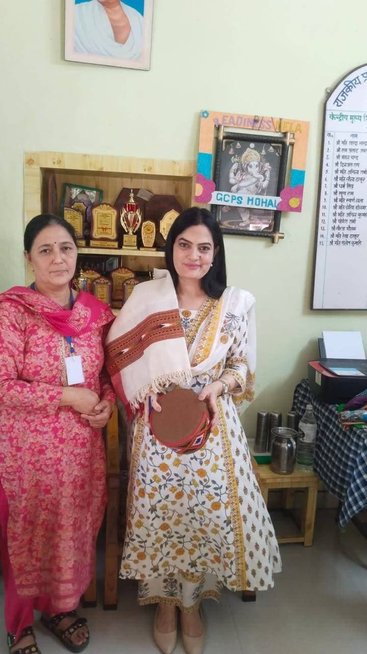 सहायक आयुक्त उपायुक्त कुल्लू डॉक्टर जय बंती ठाकुर के नेतृत्व में पीएम श्री राजकीय प्राथमिक पाठशाला मोहल की हुई समीक्षा
Kullu Times
सहायक आयुक्त उपायुक्त कुल्लू डॉक्टर जय बंती ठाकुर के नेतृत्व में पीएम श्री राजकीय प्राथमिक पाठशाला मोहल की समीक्षा की गई जिसमें व्यवस्थाओं का निरीक्षण किया गया। इस टीम में जिला प्राथमिक शिक्षा निदेशक जिला कुल्लू, प्रधानाचार्य जिला शिक्षा एवं प्रशिक्षण संस्थान जरड़, तिलक राज शर्मा प्रधानाचार्य पीएम श्री राजकीय वरिष्ठ माध्यमिक पाठशाला भुंतर तथा पीएम श्री स्कूलों के जिला नोडल अधिकारी कुलदीप शर्मा भी मौजूद रहे। सहायक आयुक्त उपायुक्त जयबंती ठाकुर ने सभी कक्षा के बच्चों से सवाल-जवाब किए तथा बच्चों द्वारा अच्छा प्रदर्शन सहायक आयुक्त उपायुक्त कल्लू के समक्ष दिया इस पाठशाला को पीएम श्री पाठशाला का दर्जा 2024 में दिया गया था यह जानकारी केंद्रीय मुख्य शिक्षिका द्वारा जयवंती ठाकुर को दी गई पीएम श्री के प्रभारी अध्यापक प्रेम महंत ने जानकारी दी कि केंद्र सरकार के दिशा निर्देशानुसार पीएम श्री विद्यालयों की गुणवत्ता का आकलन किया गया और रिपोर्ट 15 सितंबर 2026 तक पीएम श्री पोर्टल पर अपलोड की जानी थी सहायक आयुक्त उपायुक्त जयवंती ठाकुर ने आवश्यक निर्देश और सुझाव भी स्कूल प्रबंधन को दिए पाठशाला प्रबंधन समिति की प्रधान हेमा देवी, सदस्य अंजू, किरण तथा अन्य अभिभावक भी उपस्थित रहे सहायक आयुक्त उपायुक्त डॉक्टर जयवंती ठाकुर ने पाठशाला की क्षतिग्रस्त भवन को उखाड़ कर नया भवन बनाने के लिए आवश्यक कार्रवाई करने के निर्देश भी दिए बच्चों का सत्र देखकर वह संतुष्ट नजर आए तथा कमजोर बच्चों के लिए अधिक ध्यान देने पर भी दिशा निर्देश दिए