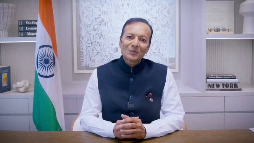 दुनिया के मंच पर भारतीय युवाओं का हुनर नई पहचान बनाएगा: नवीन जिन्दल
सांसद नवीन जिन्दल शंघाई में बढ़ाएंगे भारतीय हुनरमंद युवाओं का हौसला
वर्ल्ड स्किल प्रतियोगिता 2026 में 63 कौशल श्रेणियों में भारत के करीब 70 युवा दिखाएंगे हुनर
जिन्दल स्टील आधिकारिक पार्टनर के रूप में निभा रहा अहम भूमिका
कुरुक्षेत्र, 21 सितंबर। सांसद नवीन जिन्दल शंघाई में आयोजित होने जा रही वर्ल्ड स्किल प्रतियोगिता 2026 में भारतीय युवा कौशल चैंपियनों का उत्साह बढ़ाने के लिए स्वयं पहुंचेंगे। 22 से 27 सितंबर तक होने वाली इस वैश्विक प्रतियोगिता में टीम स्किल इंडिया के करीब 70 युवा 63 अलग-अलग कौशल श्रेणियों में भारत का प्रतिनिधित्व करेंगे।
प्रतियोगिता में भारत पहली बार ड्रोन टेक्नोलॉजी, सॉफ्टवेयर टेस्टिंग और डेंटल प्रोस्थेटिक्स सहित 11 नई आधुनिक तकनीकी कौशल श्रेणियों में भी अपनी प्रतिभा का प्रदर्शन करेगा।
भारतीय युवाओं की इस वैश्विक उपलब्धि में जिन्दल स्टील आधिकारिक पार्टनर के रूप में उनके साथ खड़ा है। कौशल विकास, युवाओं को अवसर और आत्मनिर्भरता से जोड़ने के क्षेत्र में नवीन जिन्दल लगातार सक्रिय रहे हैं।
सांसद नवीन जिन्दल ने एक वीडियो जारी करते हुए टीम स्किल इंडिया को शुभकामनाएं देते हुए कहा कि दुनिया के मंच पर भारतीय युवाओं का हुनर नई पहचान बनाएगा। भारत के युवा प्रतिभा, तकनीकी दक्षता और मेहनत के दम पर दुनिया के हर मंच पर अपनी पहचान बना रहे हैं। वर्ल्ड स्किल प्रतियोगिता, हमारे युवाओं को वैश्विक स्तर पर अपनी कारीगरी और कौशल दिखाने का शानदार अवसर देता है।
उन्होंने कहा कि मैं शंघाई पहुंचकर इन युवा चैंपियनों का हौसला बढ़ाने और तिरंगे को वैश्विक मंच पर लहराते देखने के लिए उत्सुक हूं।कौशल विकास केवल रोजगार का माध्यम नहीं, बल्कि विकसित भारत के निर्माण की मजबूत नींव है। भारतीय युवाओं की विश्वस्तरीय कौशल प्रतियोगिताओं में बढ़ती भागीदारी भारत की नई ताकत और आत्मविश्वास को प्रदर्शित करती है।