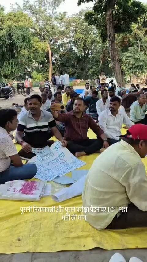 पुरानी नियमावली और पुराने परीक्षा पैटर्न पर TGT-PGT भर्ती की मांग
प्रयागराज। अशासकीय सहायता प्राप्त माध्यमिक विद्यालयों एवं इंटर कॉलेजों में रिक्त TGT-PGT और सहायक अध्यापक पदों पर पुरानी नियमावली एवं पुराने परीक्षा पैटर्न के आधार पर भर्ती कराने की मांग को लेकर युवा मंच के प्रदेश अध्यक्ष अनिल सिंह ने राष्ट्रपति द्रौपदी मुर्मू को पत्र भेजा है।
अनिल सिंह ने पत्र के माध्यम से नियमावली में हुए बदलावों की समीक्षा कर अभ्यर्थियों को समान अवसर उपलब्ध कराने के लिए आवश्यक दिशा-निर्देश जारी करने की अपील की है।
उनका कहना है कि नियमावली में बदलाव के बाद विभिन्न विषयों की पात्रता शर्तों और परीक्षा पैटर्न को लेकर अभ्यर्थियों के बीच असमंजस है। संगठन का कहना है कि पूर्ववर्ती व्यवस्था के दौरान सृजित रिक्तियों पर अभ्यर्थियों को पुरानी व्यवस्था के तहत अवसर दिया जाना चाहिए।
युवा मंच ने हिंदी, अंग्रेजी, संगीत, शारीरिक शिक्षा, गृह विज्ञान समेत विभिन्न विष�