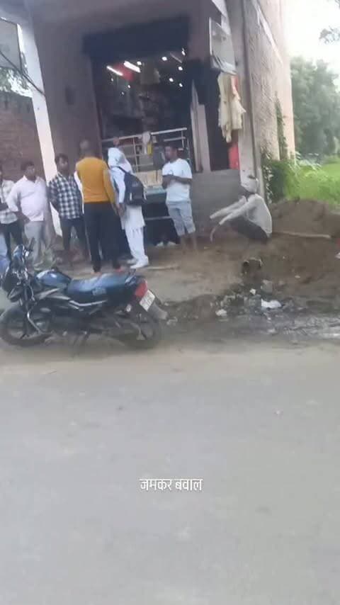 कौशाम्बी: पति-पत्नी विवाद में जमकर हंगामा, बाइक में आग लगाने का प्रयास
सैनी थाना क्षेत्र के गुलामीपुर गोरियो रोड के पास पति-पत्नी के विवाद में हंगामा हो गया।
बताया जा रहा है कि विवाहिता बबिता पटेल अपने परिजनों के साथ हॉस्पिटल में काम कर रहे पति के पास पहुंची थी। इसी दौरान विवाद बढ़ गया और महिला ने बाइक में पेट्रोल डालकर आग लगाने का प्रयास किया।
स्थानीय लोगों ने तत्काल पानी डालकर आग बुझा दी, जिससे बड़ा हादसा टल गया।
सूचना पर पहुंची 112 पुलिस दोनों पक्षों को सैनी थाने ले गई। बताया जा रहा है कि करीब डेढ़ वर्ष पहले दोनों का विवाह हुआ था और शादी के बाद से विवाद चल रहा था।
मामला तलाक तक पहुंच चुका है और कोर्ट में विचाराधीन बताया जा रहा है।
📍 स्थान: गुलामीपुर गोरियो रोड, सैनी थाना क्षेत्र, कौशाम्बी
#कौशाम्बी #सैनी #KushambiNews #Saini #BreakingNews UPNews ViralNews