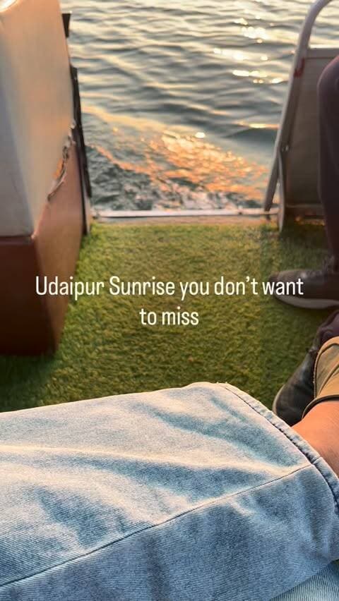 One unusual morning in city of lakes #udaipurites #sunrise #udaipurcity #pichola #citypalaceudaipur🏰❤️ video credit @trending_vipul