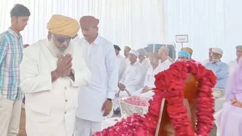 राजमाता साहिबा विजयराज कुमारी मेवाड़ को पूर्व राजपरिवार के सदस्यों ने परम्परा अनुसार दी पुष्पांजलि
उदयपुर.दिवंगत राजमाता साहिबा विजयराज कुमारी जी मेवाड़ के देवलोकगमन पर देश के गणमान्यजनों एवं पूर्व राजपरिवार के सदस्यों ने राजसी परम्परा अनुसार राजमाता को श्रद्धासुमन पुष्पांजलि अर्पित कर श्रीजी हुजूर डॉ. लक्षराज सिंह मेवाड़ एवं समस्त मेवाड़ परिवार के प्रति अपनी गहन शोक-संवेदनाएं व्यक्त कीं।
श्रद्धांजलि सभा में अयोध्या से पूर्व राजपरिवार सदस्य यतीन्द्र मोहन प्रताप जी मिश्र, संतरामपुर से परंजयादित्य सिंह कृष्णकुमार सिंह जी, कच्छ गुजरात से युवराज प्रताप सिंह जी जडेजा, मारवाड़ से मानवजीत सिंह जी रायपुर आदि के साथ ही राष्ट्रीय स्वयंसेवक संघ के राजस्थान से क्षेत्र प्रचारक प्रमुख श्रीवर्धन एवं अनेक गणमान्य नागरिकों ने उपस्थित होकर राजमाता साहिबा को श्रद्धांजलि अर्पित की।
इस अवसर पर उपस्थित जनों ने राजमाता साहिबा विजयराज कुमा�