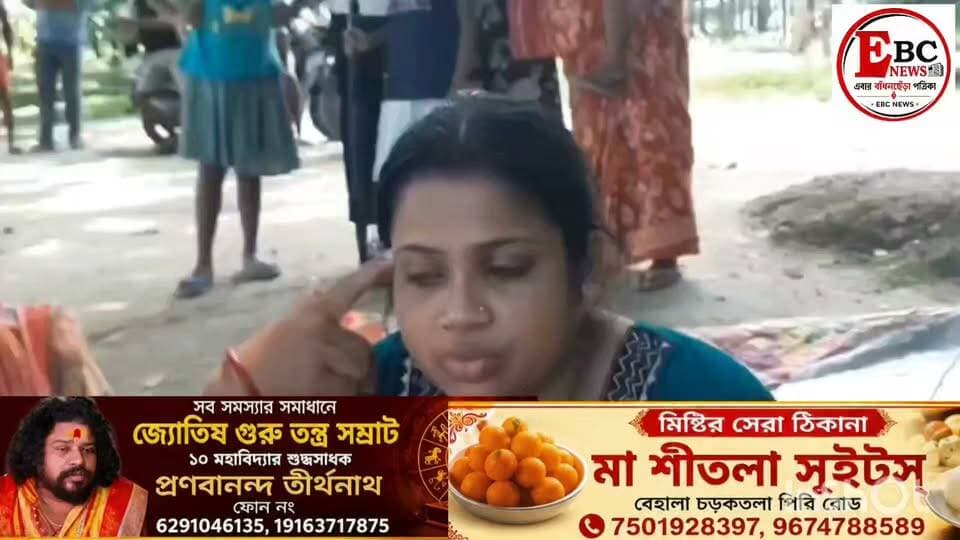 ফুলিয়ায় রাতের অন্ধকারে সিঁধ কেটে মহিলাকে খু/ন, ঘটনাস্থলে রাজ্য পুলিশের উচ্চপদস্থ আধিকারিকরা
নদিয়া: রাতের অন্ধকারে ঘরের সিঁধ কেটে ঢুকে এক মহিলাকে ইট দিয়ে আঘাত করে খু/নে/র অভিযোগকে ঘিরে চাঞ্চল্য ছড়াল নদিয়ার শান্তিপুর থানার ফুলিয়া এলাকায়। ঘটনার সময় ওই মহিলা বাড়িতে একাই ছিলেন বলে জানা গিয়েছে। তাঁর নাক-মুখে গু/রু/ত/র আ/ঘা/তের চিহ্ন মিলেছে।
প্রাথমিকভাবে পুলিশের অনুমান, চুরির উদ্দেশ্যেই দুষ্কৃতীরা ঘরে ঢুকেছিল কি না, তা খতিয়ে দেখা হচ্ছে। যদিও ঘর থেকে উল্লেখযোগ্য কিছু চুরি যাওয়ার প্রমাণ এখনও মেলেনি। জানা গিয়েছে, ওই মহিলা সম্প্রতি সরকারি আবাসন তৈরির জন্য কয়েক হাজার টাকা পেয়েছিলেন। সেই টাকা সংক্রান্ত কোনও বিষয় খু/নের নেপথ্যে রয়েছে কি না, সেই সম্ভাবনাও খতিয়ে দেখছেন তদন্তকারীরা।
অন্যদিকে, পরিবারের তরফে ব্যক্তিগত কোনও কারণ বা কুপ্রস্তাবের বিরোধিতার জেরে হামলার সম্ভাবনার কথাও বলা হয়েছে। তবে এটি পরিবারের প্রাথমিক অনুমান। পুলিশের তদন্তে এখনও পর্যন্ত এমন কোনও কারণ নিশ্চিত হয়নি।
খবর পেয়ে ঘটনাস্থলে পৌঁছয় শান্তিপুর থানার পুলিশ। পরে তদন্তে যোগ দেন রাজ্য পুলিশের উচ্চপদস্থ আধিকারিকরাও। ঘটনাস্থল ঘিরে শুরু হয় তদন্ত। ফরেনসিক পরীক্ষার জন্য হাতের ছাপ, রক্তের নমুনা, ইট-সহ বেশ কিছু গুরুত্বপূর্ণ সামগ্রী সংগ্রহ করা হয়েছে।
মৃতদেহ প্রথমে ময়নাতদন্তের জন্য রানাঘাট হাসপাতালে পাঠানো হয়। পরে ফরেনসিক ময়নাতদন্তের জন্য দেহ কল্যাণী AIIMS-এ নিয়ে যাওয়ার প্রক্রিয়া শুরু হয়।
চুরি, ব্যক্তিগত শত্রুতা নাকি অন্য কোনও কারণে এই খু/ন—মৃত্যুর নেপথ্যে আসল কারণ কী, তা খতিয়ে দেখছে শান্তিপুর থানার পুলিশ। পাশাপাশি, দুষ্কৃতীদের শনাক্ত করতে আশপাশের এলাকা এবং বিভিন্ন সম্ভাব্য সূত্রও খতিয়ে দেখা হচ্ছে।