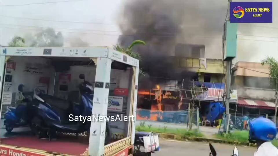 Gas Cylinder Explosion Suspected as Fire Breaks Out at Balasore Restaurant
Balasore, September 21, 2026 (SatyaNewsAlert): A major fire broke out at a local restaurant along OT Road in Balasore, triggering panic in the area. Some other shops also affected nearby restsurant due to fire .
According to preliminary reports, the fire is suspected to have been caused by a gas cylinder explosion. The blaze reportedly destroyed property and restaurant equipment worth lakhs of rupees.
Fire brigade personnel rushed to the spot and launched firefighting operations to bring the situation under control.