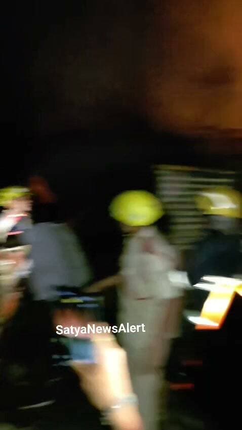 Late-night fire at Rourkela’s Panposh Market!
Four vegetable and potato shops were completely gutted in a devastating blaze.
Fire Services personnel brought the fire under control, preventing it from spreading.
Goods worth lakhs reportedly reduced to ashes. Four shopkeepers face heavy losses.
Cause of the fire yet to be ascertained.
Panposh Market, Rourkela
#Rourkela #Panposh #FireAccident #BreakingNews #SatyaNewsAlert #OdishaNews #LocalNews