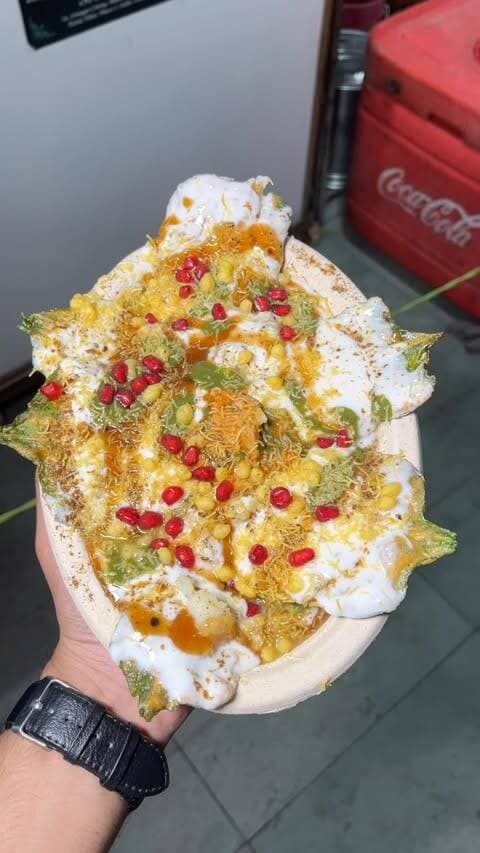 Badiya si tikki khaane ka maan karjaye, ya khaane ho ache Dahi Bhalle to bas seedha aajao @raju_chaatbhandar Bharat Nagar.
Swad aisa ki ek baar khaaoge baar baar aaoge !!!
#chaat #viralreels #delhistreetfood #indianstreetfood #viralvideos