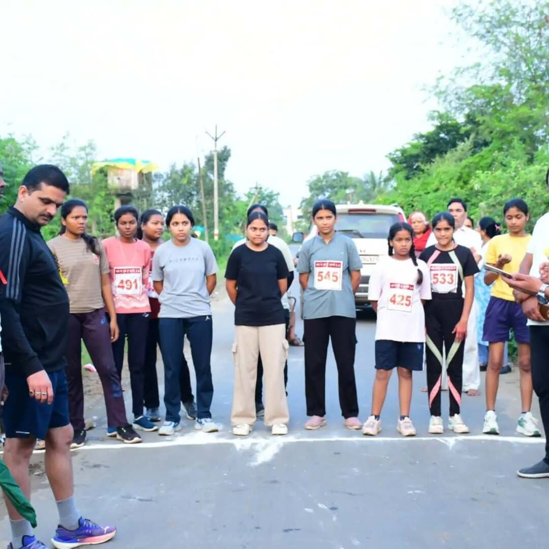 पुलिस भर्ती और भारतीय सेना की तैयारी के लिए युवाओं ने शारीरिक दक्षता परीक्षण में लिया भाग
पुलिस भर्ती एवं भारतीय सेना में करियर बनाने की तैयारी कर रहे जिले के युवाओं को बेहतर अवसर उपलब्ध कराने के उद्देश्य से जिला खेल एवं युवा कल्याण विभाग बालाघाट एवं बीपीएस फिजिकल एकेडमी लालबर्रा के संयुक्त तत्वावधान में 20 सितंबर 2026 को उत्कृष्ट विद्यालय खेल मैदान लालबर्रा में शारीरिक माप एवं दक्षता परीक्षण आयोजित किया गया।
जिला खेल अधिकारी राहुल बारेसा के निर्देश एवं सतत मार्गदर्शन में आयोजित इस परीक्षण का शुभारंभ जिला पंचायत सदस्य डुलेंद्र ठाकरे (मुन्ना भैया), लालबर्रा थाना प्रभारी राजमल दायमा, पनबिहरी सरपंच वीरू बनवाने, उत्कृष्ट विद्यालय लालबर्रा के प्राचार्य सनत दुबे, कोच ब्रजेश पंचेश्वर एवं प्रशांति इंस्टीट्यूट के अंकित सर ने हरी झंडी दिखाकर किया।
कार्यक्रम के माध्यम से पुलिस भर्ती एवं भारतीय सेना की चयन प्रक्रिया के अनुरूप युवाओं को अपनी शारीरिक क्षमता परखने और आवश्यक दक्षता विकसित करने का नि:शुल्क अवसर प्रदान किया गया। परीक्षण में जिले के युवाओं एवं खिलाड़ियों ने उत्साहपूर्वक सहभागिता की।
शारीरिक दक्षता परीक्षण के दौरान 1600 मीटर एवं 800 मीटर दौड़, बीम, ऊंचाई, सीना, वजन, गोला फेंक, लंबी कूद सहित विभिन्न शारीरिक माप एवं फिटनेस गतिविधियों के माध्यम से प्रतिभागियों की क्षमता और दक्षता का आकलन किया गया। इस दौरान महिला एवं पुरुष प्रतिभागियों ने बढ़-चढ़कर हिस्सा लिया। प्रतिभागियों में विशेष उत्साह एवं आत्मविश्वास देखने को मिला।
