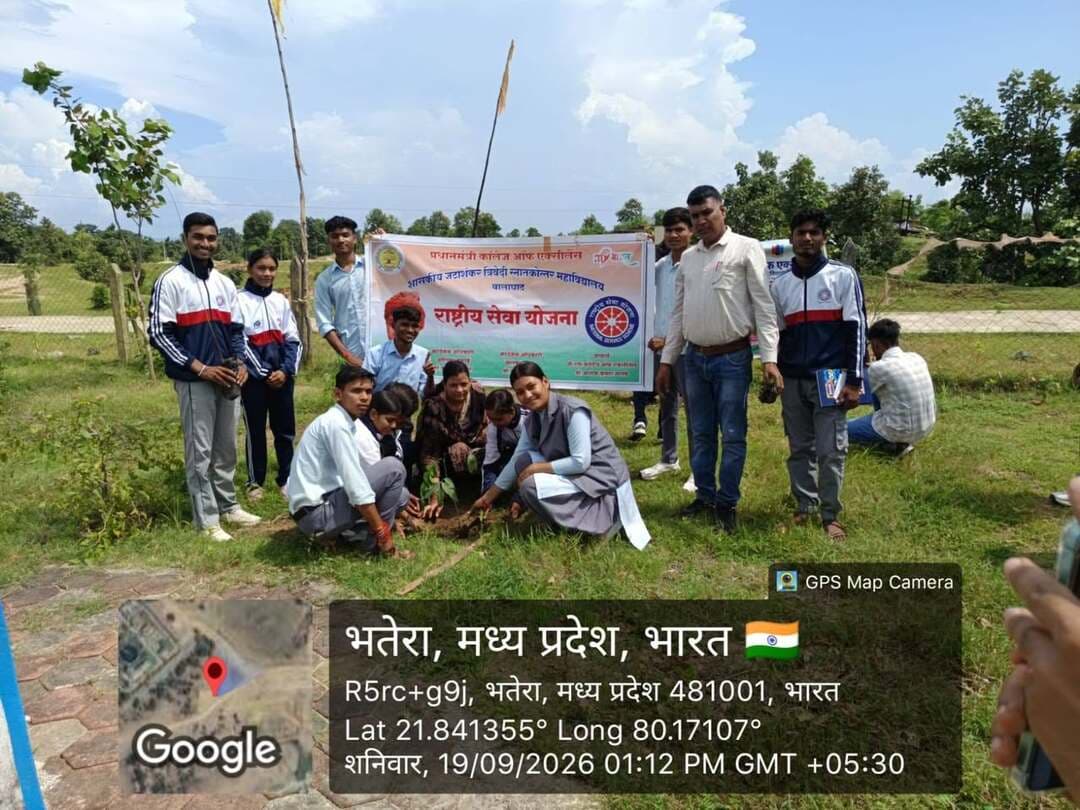#बालाघाट
पीजी कॉलेज में सेवा संकल्प अभियान के तहत किया गया पौधारोपण
प्रधानमंत्री कॉलेज ऑफ एक्सीलेंस, शासकीय जटाशंकर त्रिवेदी स्नातकोत्तर महाविद्यालय, बालाघाट में ‘एक पेड़ मां के नाम’ एवं ‘सेवा संकल्प अभियान’ के अंतर्गत स्वयंसेवकों द्वारा गोद ग्राम भटेरा में वृक्षारोपण एवं स्वच्छता अभियान चलाया गया। महाविद्यालय के प्राचार्य डॉ. अशोक कुमार मराठे के निर्देशन में आयोजित कार्यक्रम में एनएसएस कार्यक्रम अधिकारी डॉ. डुलेश्वरी टेम्भरे एवं एनसीसी अधिकारी डॉ. गजानन कटरे के नेतृत्व में स्वयंसेवकों ने उत्साहपूर्वक सहभागिता की।
अभियान के दौरान स्वयंसेवकों ने नीम एवं आम के पौधों का रोपण किया। इसके साथ ही गार्डन एवं आसपास के परिसर की साफ-सफाई कर स्वच्छता का संदेश दिया गया। स्वयंसेवकों ने ग्रामीणों एवं विद्यार्थियों को पर्यावरण संरक्षण और स्वच्छता के प्रति जागरूक करते हुए स्वच्छ एवं हरित वातावरण बनाए रखने का आह्वान किया।
कार्यक्रम का उद्देश्य पर्यावरण संरक्षण, स्वच्छता के प्रति जागरूकता तथा समाज में सेवा एवं सामाजिक उत्तरदायित्व की भावना को बढ़ावा देना रहा। इस अवसर पर स्वयंसेवकों ने लगाए गए पौधों के संरक्षण एवं नियमित देखभाल का संकल्प भी लिया।
#CMMadhyaPradesh
#JansamparkMP
#highereducation #सेवा_संकल्प_अभियान #SevaSankalpAbhiyan #AshirwadKaDiya