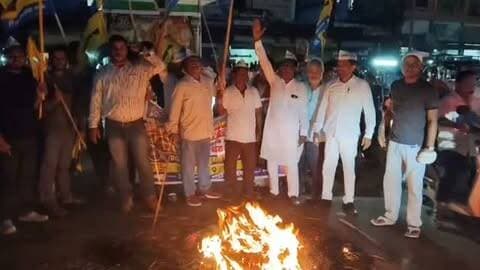 झारखंड: आम आदमी पार्टी ने MMDR अधिनियम के विरोध में प्रदर्शन किया
झारखंड: केंद्र सरकार द्वारा पारित MMDR Act के विरोध में आम आदमी पार्टी, झारखंड ने राज्यव्यापी आंदोलन एवं प्रदर्शन किया। इस आंदोलन के माध्यम से झारखंड को ₹1.36 लाख करोड़ की राशि देने की मांग प्रमुखता से उठाई गई।
राज्य के सभी जिलों में पार्टी के कार्यकर्ता शांतिपूर्ण प्रदर्शन करते हुए अपने विरोध को दर्ज कराए। यह आंदोलन राज्य के हितों के संरक्षण और अधिकारों की मांग के लिए आयोजित किया गया था।
