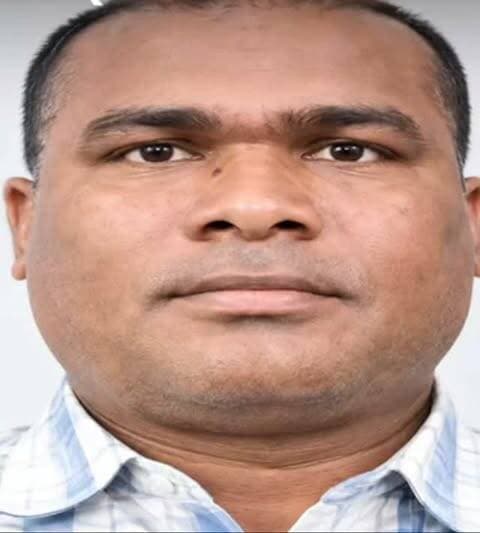 झारखंड का नक्सली बृजेश गंझू यूपी ATS की मुठभेड़ में मारा गया
वाराणसी/चतरा: झारखंड के प्रतिबंधित उग्रवादी संगठन तृतीय प्रस्तुति कमेटी (TPC) के सुप्रीमो बृजेश गंझू उर्फ गोपाल सिंह भोक्ता को उत्तर प्रदेश ATS ने वाराणसी के रामनगर थाना क्षेत्र के लंका मैदान के पास मुठभेड़ में मार गिराया। बृजेश पर झारखंड सरकार और NIA की ओर से कुल 30 लाख रुपये का इनाम था। इस मुठभेड़ में ATS के डिप्टी एसपी विपिन राय और हेड कांस्टेबल नितेंद्र कृष्ण की बुलेटप्रूफ जैकेट पर गोली लगी, लेकिन वे सुरक्षित रहे।
बृजेश गंझू सिमरिया के पूर्व विधायक गणेश गंझू के भाई थे, जिन्होंने 2015 में जेवीएम छोड़ भाजपा जॉइन की थी। 2016 में चतरा की कोल परियोजना में टेरर फंडिंग के मामले में NIA ने कार्रवाई शुरू की थी। बृजेश अंडरग्राउंड रहने के बावजूद सुरक्षाबलों के कैंप में छिपा रहता था। मुठभेड़ से पहले उसे टेंगरा मोड़ से मुगलसराय की ओर बाइक से जाते हुए देखा गया था, जहां ATS ने उसे रोकने की कोशिश की, जिसके ब�