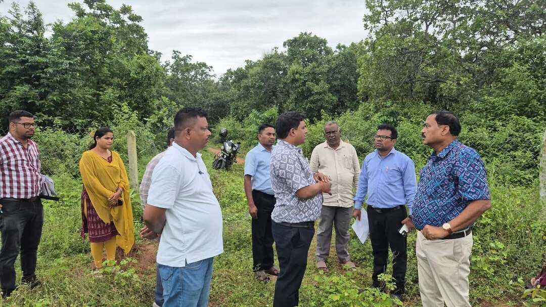 ହରଭଙ୍ଗା ବ୍ଲକରେ ବିଭିନ୍ନ ଉନ୍ନୟନମୂଳକ କାର୍ଯ୍ୟର ସମୀକ୍ଷା କଲେ ବୌଦ୍ଧ ଜିଲ୍ଲାପାଳ
ହରଭଙ୍ଗା ବ୍ଲକରେ ଯୁଗ୍ମ ଜନଶୁଣାଣି ପରେ ବୌଦ୍ଧ ଜିଲ୍ଲାପାଳ ବିଭୁତି ଭୂଷଣ ନାୟକ ବିଭିନ୍ନ ଉନ୍ନୟନମୂଳକ କାର୍ଯ୍ୟର ସମୀକ୍ଷା ଓ କ୍ଷେତ୍ର ପରିଦର୍ଶନ କରିଛନ୍ତି।
‘ଏକ ପେଡ୍ ମାଁ କେ ନାମ୍’ ଓ ଭିବିଜି ରାମଜୀ ପ୍ରକଳ୍ପ ଅଧୀନରେ ଜାମୁପଦର, ଯାଜପୁର, ଲୁଣିବାହାଲ ଓ ସାମ୍ପୋଚରେ ଚାଲିଥିବା ବୃକ୍ଷରୋପଣର ସ୍ଥିତି ଯାଞ୍ଚ। ଗଛଗୁଡ଼ିକର ଉପଯୁକ୍ତ ରକ୍ଷଣାବେକ୍ଷଣ ପାଇଁ ଦୃଢ଼ ନିର୍ଦ୍ଦେଶ।
ସାମ୍ପୋଚ ଗ୍ରାମର ଯୁବକଙ୍କ ଦାବି ପ୍ରକାରେ ପ୍ରସ୍ତାବିତ ଖେଳପଡ଼ିଆ ସ୍ଥଳ ପରିଦର୍ଶନ ଏବଂ ଖୁବ୍ ଶୀଘ୍ର କାର୍ଯ୍ୟକାରୀ କରିବାକୁ ଆଶ୍ୱାସନା।
ଏହି ପରିଦର୍ଶନ ସମୟରେ ଜିଲ୍ଲା ମୁଖ୍ୟ ଉନ୍ନୟନ ଅଧିକାରୀ ପ୍ରଭାସ ଚନ୍ଦ୍ର ଦଣ୍ଡସେନା, ହରଭଙ୍ଗା BDO କର୍ଣ୍ଣ ସୁନା, DIPRO ବିଦ୍ୟାପତି ପଣ୍ଡା ଓ ସ୍ଥାନୀୟ ଜନପ୍ରତିନିଧିମାନେ ଉପସ୍ଥିତ ଥିଲେ।
#Boudh #Harabhanga #DevelopmentWorks #EkPedMaaKeNaam #odishanewstoday
