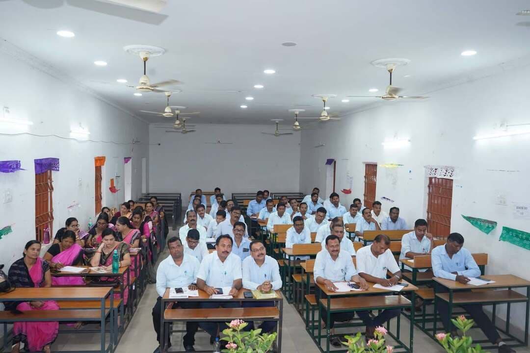 ବୌଦ୍ଧରେ ପ୍ରାଥମିକ ଶିକ୍ଷକ-ଶିକ୍ଷୟିତ୍ରୀଙ୍କ ପାଇଁ ପଞ୍ଚଦିବସୀୟ ଇଂରାଜୀ ଭାଷା ତାଲିମ କାର୍ଯ୍ୟକ୍ରମର ଶୁଭାରମ୍ଭ!
ବୌଦ୍ଧ ଯୋଗୀନ୍ଦ୍ରଦେବ ଉଚ୍ଚ ବିଦ୍ୟାଳୟର ଶତାବ୍ଦୀ ଗୃହଠାରେ 'ରାଜ୍ୟ ଭାଷା ଓ ଶିକ୍ଷକ ପ୍ରଶିକ୍ଷଣ ପ୍ରତିଷ୍ଠାନ' (ଭୁବନେଶ୍ୱର) ଆନୁକୂଲ୍ୟରେ ପ୍ରାଥମିକ ଶିକ୍ଷକ ଶିକ୍ଷୟିତ୍ରୀଙ୍କ ନିମନ୍ତେ ଏକ ୫ ଦିନିଆ ଇଂରାଜୀ ଭାଷା ତାଲିମ ଶିବିର ଉଦଘାଟିତ ହୋଇଯାଇଛି। ମୁଖ୍ୟ ଅତିଥି ଜିଲ୍ଲା ଶିକ୍ଷା ଅଧିକାରୀ ଶ୍ରୀ ଟେମଲାଲ ଦୁବେ ଯୋଗଦେଇ ଇଂରାଜୀ ଭାଷାର ବ୍ୟବହାରିକ ଓ ପ୍ରୟୋଗାତ୍ମକ ଦିଗ ଉପରେ ଆଲୋଚନା କରିଥିଲେ।
ଉକ୍ତ ଉତ୍ସବରେ ସହ ଗୋଷ୍ଠୀ ଶିକ୍ଷା ଅଧିକାରୀ ଶ୍ରୀ କମଳାକାନ୍ତ ଦଳବେହେରା, ଜିଲ୍ଲା ବିଜ୍ଞାନ ନିରୀକ୍ଷକ ଶ୍ରୀ ଜୟନ୍ତ କୁମାର ପ୍ରଧାନ ମଞ୍ଚାସୀନ ରହିଥିଲେ।
ମଞ୍ଚ ପରିଚାଳନା: ଶିକ୍ଷକ ଶ୍ରୀ ସନ୍ତୋଷ କୁମାର କର୍ଣ୍ଣ। (ସହଯୋଗ: ସହକାରୀ ଜିଲ୍ଲା ବିଜ୍ଞାନ ନିରୀକ୍ଷକ ପ୍ରବୀଣ କୁମାର ପ୍ରଧାନ)
ମୁଖ୍ୟ ସାଧନ କର୍ମୀ: ରଞ୍ଜନ କୁମାର ସାମଲ ଓ ଜ୍ୟୋତିଷ ମେହେର।
ସାଧନ କର୍ମୀ: ଅର୍ଜୁନ କହଁର, ପ୍ରକାଶ ମେହେର, ସତ୍ୟଜିତ ମିଶ୍ର ଓ ଅମଳ କୁମାର ପ୍ରଧାନ।
ଏହି ତାଲିମ ଶିବିରରେ ଜିଲ୍ଲାର ୬୦ ଜଣ ଶିକ୍ଷକ-ଶିକ୍ଷୟିତ୍ରୀ ଅଂଶଗ୍ରହଣ କରିଛନ୍ତି।
#Boudh #EducationDepartment #TeacherTraining #EnglishLanguageTraining #OdishaEducation #primaryeducation