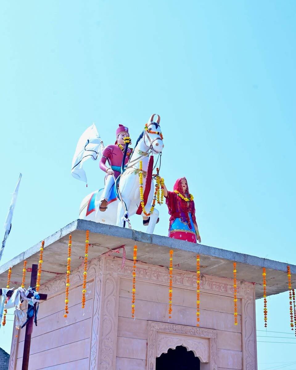 पाँचला खुर्द में वीर तेजाजी महाराज की मूर्ति स्थापना, पेमल की प्रतिमा का भी हुआ अनावरण
ओसियां क्षेत्र के निकटवर्ती गांव पाँचला खुर्द में सोमवार को लोकदेवता वीर तेजाजी महाराज की मूर्ति स्थापना का धार्मिक एवं श्रद्धामय कार्यक्रम हर्षोल्लास के साथ संपन्न हुआ। इस दौरान पेमल की मूर्ति का भी अनावरण किया गया। कार्यक्रम में बड़ी संख्या में श्रद्धालुओं एवं ग्रामीणों ने भाग लेकर अपनी आस्था प्रकट की।
मूर्ति स्थापना एवं अनावरण के अवसर पर गांव में भक्तिमय माहौल रहा। श्रद्धालुओं ने उत्साहपूर्वक धार्मिक आयोजन में भाग लिया तथा वीर तेजाजी महाराज के प्रति अपनी श्रद्धा व्यक्त की। इस दौरान ग्रामीणों में विशेष उत्साह देखने को मिला।
कार्यक्रम में चूनाराम जाणी, अध्यक्ष किसनाराम सारण, जोगाराम सारण, ओमप्रकाश जाणी, झुमरराम लुखा, चेनाराम गोदारा, जगदीश भाखर एवं जोगेंद्र कड़वासरा सहित अनेक ग्रामीण एवं श्रद्धालु उपस्थित रहे।
#तेजाजी #प्रतिमा
