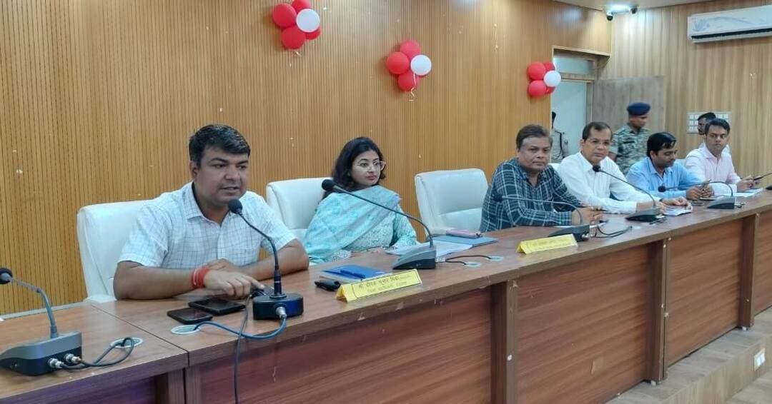 आज दिनांक 21.09.2026 समाहरणालय, रोहतास के डीआरडीए सभागार में जिलाधिकारी, रोहतास श्री दीपक कुमार मिश्रा की अध्यक्षता में साप्ताहिक समन्वय बैठक आयोजित की गई। बैठक में सभी विभागों के लंबित कार्यों, अंतर्विभागीय समस्याओं एवं विभिन्न योजनाओं की प्रगति की समीक्षा की गई।
बैठक में विधि शाखा से प्राप्त प्रतिवेदन के आधार पर लंबित CWJC/MJC वादों की समीक्षा करते हुए संबंधित पदाधिकारियों को माननीय न्यायालय में प्रतिशपथ दायर करने का निर्देश दिया गया। जिलाधिकारी ने इस सप्ताह न्यूनतम 30 मामलों में प्रतिशपथ दायर कर जिला विधि शाखा को सूचित करने का निर्देश दिया।
इसके बाद सहयोग पोर्टल पर प्राप्त आवेदनों के निष्पादन की समीक्षा की गई। सभी पदाधिकारियों को आवेदनों का ससमय एवं गुणवत्तापूर्ण निष्पादन तथा विभागीय स्तर से प्राप्त कारण-पृच्छा का जवाब निर्धारित समय-सीमा में पोर्टल पर अपलोड करने का निर्देश दिया गया।
कायाकल्प अभियान के तहत पंचायतों में आंगनवाड़ी केंद्र, विद्यालय कक्ष, लिंक सड़क, शवदाह केंद्र सहित आवश्यक आधारभूत संरचनाओं के निर्माण हेतु योजनाएं लेने तथा सभी प्रखंडों से संबंधित रिपोर्ट प्राप्त कर आवश्यक कार्रवाई करने का निर्देश उप विकास आयुक्त, रोहतास को दिया गया।
बैठक में सेवा संकल्प अभियान (17 सितंबर से 17 अक्टूबर 2026) एवं कायाकल्प अभियान (17 सितंबर 2026 से 31 मार्च 2027) के सफल क्रियान्वयन की भी समीक्षा की गई। राज्य स्तर से निर्धारित गतिविधियों के आयोजन को लेकर शिक्षा, स्वास्थ्य, कला एवं संस्कृति, खेल, समाज कल्याण एवं ग्रामीण विकास सहित संबंधित विभागों को आवश्यक निर्देश दिए गए।
विभिन्न विभागों द्वारा भवन निर्माण एवं योजनाओं के क्रियान्वयन में भूमि उपलब्धता से संबंधित समस्याएं बैठक में रखी गईं। जिलाधिकारी ने संबंधित अंचल अधिकारियों एवं अपर समाहर्ता को समन्वय स्थापित कर वांछित भूमि उपलब्ध कराने एवं समस्याओं का शीघ्र समाधान करने का निर्देश दिया। अपर समाहर्ता-सह-अपर जिला दंडाधिकारी, रोहतास ने सभी अंचल अधिकारियों को एक सप्ताह के भीतर आवश्यक कार्रवाई सुनिश्चित करने का निर्देश दिया।
बैठक में तुतला भवानी धाम महोत्सव की तैयारियों पर भी चर्चा की गई। दशहरा के बाद महोत्सव की तिथि निर्धारित करते हुए आवश्यक व्यवस्थाएं सुनिश्चित करने का निर्देश प्रभारी पदाधिकारी, जिला पर्यटन शाखा को दिया गया। वहीं, जिला स्तरीय विद्यालय खेल-कूद प्रतियोगिता के आयोजन को लेकर भी आवश्यक दिशा-निर्देश दिए गए।
जिलाधिकारी के निर्देश पर जिला लोक शिकायत निवारण पदाधिकारी द्वारा जिला एवं अनुमंडल/प्रखंड स्तर के नामित नीलामपत्रवाद पदाधिकारियों को बिहार एवं उड़ीसा लोक मांग वसूली अधिनियम के संबंधित प्रावधानों की जानकारी देते हुए प्रशिक्षण प्रदान किया गया।
बैठक में उप विकास आयुक्त, अपर समाहर्ता-सह-अपर जिला दंडाधिकारी, जिला लोक शिकायत निवारण पदाधिकारी, जिला आपूर्ति पदाधिकारी, सिविल सर्जन, जिला शिक्षा पदाधिकारी, नगर आयुक्त, निदेशक डीआरडीए सहित सभी जिला स्तरीय पदाधिकारी उपस्थित रहे। वीडियो कॉन्फ्रेंसिंग के माध्यम से सभी अनुमंडल पदाधिकारी, प्रखंड विकास पदाधिकारी, अंचल अधिकारी, आपूर्ति पदाधिकारी एवं नगर निकायों के कार्यपालक पदाधिकारी शामिल हुए।
#IPRD
#BiharGovernment
#PublicService
#BiharTourism
#ReviewMeeting
Information & Public Relations Department, Government of Bihar