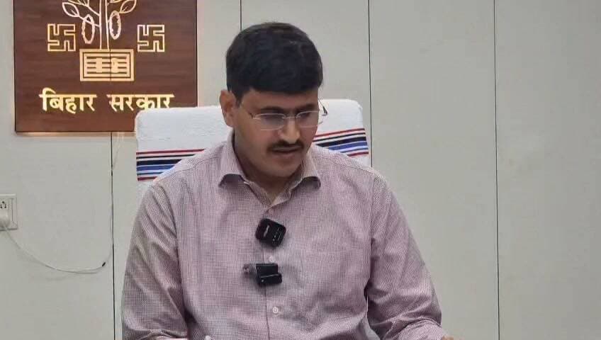 भोजपुर जिला अधिकारी मनेष कुमार मीणा द्वारा प्रेस कॉन्फ्रेंस का आयोजन किया गया जिसमें भू राजस्व विभाग से संबंधितहै, भू राजस्व विभाग द्वारा विशेष शिविर का आयोजन किया जा रहा है जो 31 अक्टूबर तक आयोजित रहेगा जिसे लेकर आवश्यक दिशा निर्देश देने की जानकारी दी गई