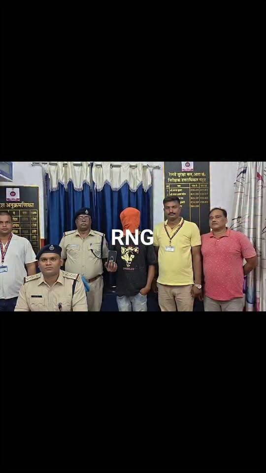 आरपीएफ आरा के निरीक्षक प्रभारी दीपक कुमार एवं जीआरपी आरा के थाना अध्यक्ष के नेतृत्व में चलाए जा रहे ऑपरेशन यात्री सुरक्षा के तहत आरपीएफ/जीआरपी आरा की संयुक्त टीम द्वारा आरा रेलवे स्टेशन के प्लेटफॉर्म संख्या 2-3 के पास एक व्यक्ति को संदिग्ध अवस्था में पकड़ा गया।
पूछताछ के दौरान उक्त व्यक्ति द्वारा स्टेशन पर आने का स्पष्ट कारण नहीं बताया गया। तलाशी लेने पर उसके पास से एक मोबाइल फोन लॉक्ड अवस्था में बरामद हुआ। मोबाइल का लॉक खोलने के लिए कहने पर वह लॉक नहीं खोल सका तथा पूछताछ में उक्त मोबाइल को किसी रेल यात्री से चोरी करना स्वीकार किया।
पकड़े गए व्यक्ति ने अपना नाम रितेश कुमार, निवासी कोइलवर, जिला भोजपुर बताया। बरामद मोबाइल एवं उक्त व्यक्ति को अग्रिम कानूनी कार्रवाई हेतु जीआरपी आरा को सुपुर्द किया गया।