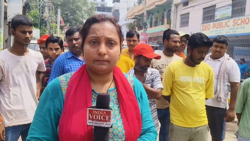 जर्जर सड़क और जल जमाव की को लेकर स्थानीय लोगों ने सपना सिनेमा रोड को जाम किया है प्रशासन से जल्द निदान की मांग की है