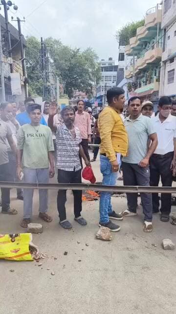 जर्जर सड़क और जल जमाव की को लेकर स्थानीय लोगों ने सपना सिनेमा रोड को जाम किया है प्रशासन से जल्द निदान की मांग की है