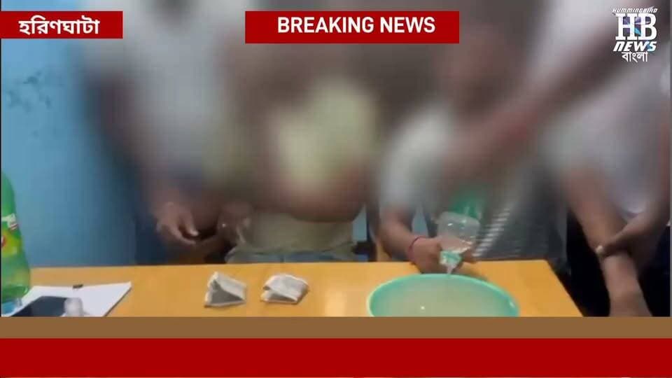 পাসপোর্ট ভেরিফিকেশনের নামে সরাসরি ঘুষ নিতে গিয়ে হাতেনাতে ধরা পড়লেন দুই সিভিক ভলেন্টিয়ারস। আজ সকালে অ্যান্টি করাপশন ব্রাঞ্চ এর আধিকারিকরা হরিণঘাটা ডিআইবি অফিসে অভিযান চালান। একজন ব্যক্তির নির্দিষ্ট অভিযোগের ভিত্তিতে এই অভিযান বলে জানা গেছে। সূত্রের খবর ওই ধৃত সিভিক ভলেন্টিয়ারসদের নাম রাজু কীর্তনীয়া এবং বন্ধন দেবনাথ।