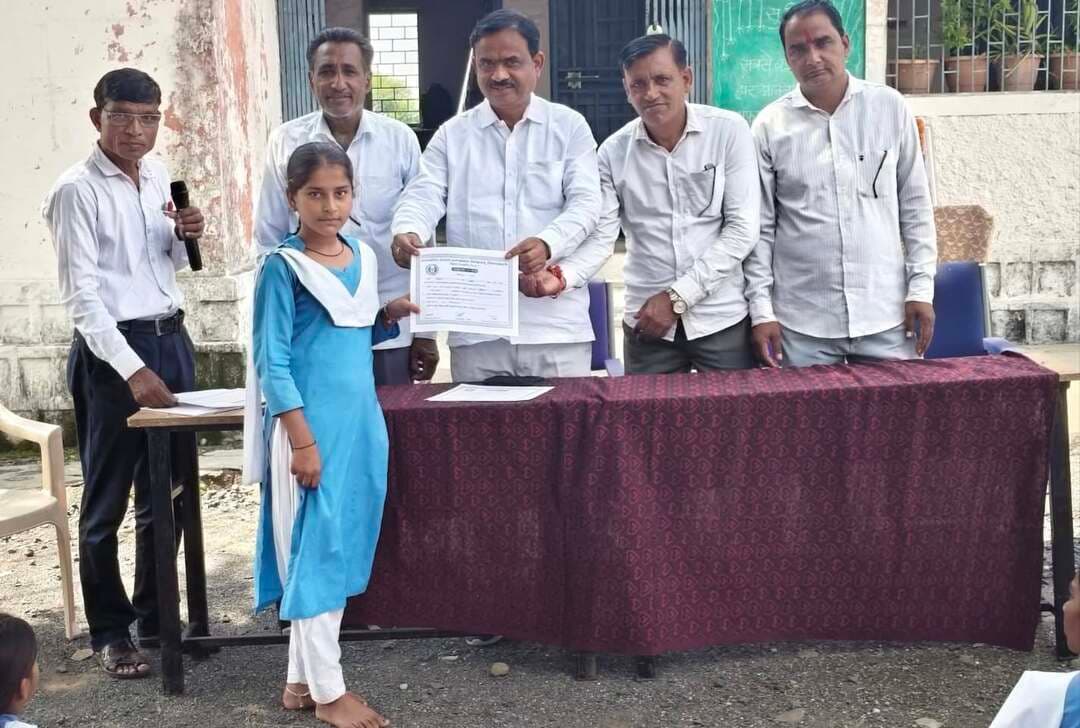 सेवा संकल्प अभियान
चित्रकारी प्रतियोगिता में विद्यार्थियों ने दिखाई रचनात्मक प्रतिभा
उत्कृष्ट विद्यार्थियों को जनपद अध्यक्ष श्री शर्मा ने प्रमाण-पत्र से किया सम्मानित
जिले के ग्राम डिगांवमाली हायर सेकंडरी स्कूल में छात्र-छात्राओं के लिए चित्रकारी प्रतियोगिता का आयोजन किया गया। प्रतियोगिता में विद्यार्थियों ने उत्साहपूर्वक भाग लेते हुए अपनी कला एवं रचनात्मक प्रतिभा का प्रदर्शन किया।
प्रतियोगिता में उत्कृष्ट प्रदर्शन करने वाले विद्यार्थियों को जनपद पंचायत अध्यक्ष श्री बसंत शर्मा द्वारा प्रमाण-पत्र वितरित कर सम्मानित किया गया। इस अवसर पर जनपद पंचायत अध्यक्ष श्री बसंत शर्मा द्वारा विद्यार्थियों का उत्साहवर्धन करते हुए कहा गया कि इस प्रकार की रचनात्मक गतिविधियां बच्चों की प्रतिभा को निखारने के साथ-साथ उनके आत्मविश्वास को भी बढ़ाती हैं।
कार्यक्रम में ‘सेवा संकल्प’ के माध्यम से विद्यार्थियों के सर्वांगीण विकास एवं प्रतिभाओं को प्रोत्साहित करने की भावना को आगे बढ़ाने का संकल्प व्यक्त किया गया। विद्यार्थियों को शिक्षा के साथ-साथ कला, संस्कृति एवं अन्य रचनात्मक गतिविधियों में आगे बढ़ने के लिए प्रेरित किया गया।
#मंदसौर
#Mandsaur