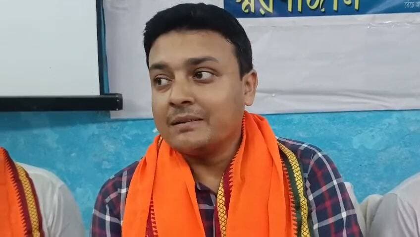 দৈনিক সংবাদের প্রতিষ্ঠাতা সম্পাদক, সংবাদসূর্য্য প্রয়াত ভূপেন্দ্র চন্দ্র দত্ত ভৌমিকের ২৯তম প্রয়াণ বার্ষিকী উপলক্ষে সোমবার খোয়াই বি আর সি হলে তর্পণের উদ্যোগে এক স্মরণাঞ্জলি অনুষ্ঠানের আয়োজন করা হয়। সন্ধ্যা ৬টায় আয়োজিত এই অনুষ্ঠানে প্রয়াত সম্পাদককে শ্রদ্ধার সঙ্গে স্মরণ করেন উপস্থিত বিশিষ্টজনেরা।
অনুষ্ঠানে স্বাগত ভাষণ দেন তর্পণের সম্পাদক দীপাঞ্জন ভট্টাচার্য। সঞ্চালনার দায়িত্বে ছিলেন কবি সৌরপ্রতিম শর্মা। মুখ্য অতিথি হিসেবে উপস্থিত ছিলেন প্রয়াত সম্পাদক ভূপেন্দ্র চন্দ্র দত্ত ভৌমিকের জ্যেষ্ঠ পুত্র বিরাট দত্ত ভৌমিক। প্রধান অতিথি ছিলেন বিশিষ্ট সমাজসেবী অভিজিৎ দত্ত ভৌমিক। এছাড়াও উপস্থিত ছিলেন তর্পণের সভাপতি প্রিয়তোষ ঘোষ, বিধায়ক নির্মল বিশ্বাস, চেয়ারম্যান সমীর কুমার দাস, বিশিষ্ট সমাজকর্মী বিনয় দেববর্মা সহ অন্যান্য বিশিষ্টজনেরা।
বক্তারা বলেন, ভূপেন্দ্র চন্দ্র দত্ত ভৌমিক শুধু একজন সংবাদপত্রের প্রতিষ্ঠাতা সম্পাদক ছিলেন না, তিনি ছিলেন ত্রিপুরার সাংবাদিকতা ও সমাজজীবনের এক গুরুত্বপূর্ণ ব্যক্তিত্ব। তাঁর সাংবাদিকতার মূল লক্ষ্য ছিল সাধারণ মানুষের কথা তুলে ধরা এবং অন্যায়-অবিচারের বিরুদ্ধে সংবাদমাধ্যমের শক্তিকে কাজে লাগানো। তাঁর কর্মময় জীবন পরবর্তী প্রজন্মের সাংবাদিকদের কাছেও অনুপ্রেরণার উৎস হয়ে থাকবে।
বক্তারা বিশেষভাবে বাংলাদেশের মহান মুক্তিযুদ্ধে দৈনিক সংবাদের ভূমিকার কথা তুলে ধরেন। ১৯৭১ সালে ত্রিপুরা বাংলাদেশের মুক্তিযুদ্ধের গুরুত্বপূর্ণ সহায়ক ক্ষেত্র হয়ে উঠেছিল। সেই সময় আগরতলা থেকে প্রকাশিত দৈনিক সংবাদ মুক্তিযুদ্ধের খবর, বাংলাদেশের মানুষের ওপর পাকিস্তানি বাহিনীর দমন-পীড়ন এবং মুক্তিসংগ্রামের নানা দিক তুলে ধরে জনমত গঠনে গুরুত্বপূর্ণ ভূমিকা পালন করে। মুক্তিযুদ্ধের সময় দৈনিক সংবাদ কার্যালয়ও বাংলাদেশের মুক্তিসংগ্রামের সঙ্গে যুক্ত বহু মানুষ ও কর্মীর যোগাযোগের অন্যতম কেন্দ্র হয়ে উঠেছিল বলে বিভিন্ন ঐতিহাসিক বিবরণে উল্লেখ রয়েছে।
বক্তারা আরও বলেন, মুক্তিযুদ্ধের সময় সংবাদ পরিবেশন শুধু খবর প্রকাশের মধ্যে সীমাবদ্ধ ছিল না; তা মানুষের মধ্যে সচেতনতা তৈরি, বাংলাদেশের স্বাধীনতার পক্ষে জনমত গঠন এবং মুক্তিযুদ্ধের বাস্তব চিত্র তুলে ধরার ক্ষেত্রেও গুরুত্বপূর্ণ ছিল। দৈনিক সংবাদের সেই ভূমিকার সঙ্গে ভূপেন্দ্র চন্দ্র দত্ত ভৌমিকের সম্পাদনা ও নেতৃত্বের বিষয়টি বিশেষভাবে স্মরণীয় হয়ে রয়েছে। তাঁর মুক্তিযুদ্ধে অবদানের স্বীকৃতিস্বরূপ বাংলাদেশ সরকার তাঁকে মরণোত্তর ‘ফ্রেন্ডস অব লিবারেশন ওয়ার অনার’ প্রদান করে।
এদিন বক্তারা ভূপেন্দ্র চন্দ্র দত্ত ভৌমিকের কর্মময় জীবন, সাংবাদিকতায় তাঁর অবদান এবং ত্রিপুরার সংবাদপত্র জগতে তাঁর দীর্ঘস্থায়ী প্রভাবের বিভিন্ন দিক তুলে ধরেন। তাঁরা বলেন, সময়ের সঙ্গে সংবাদপত্রের ধরন ও প্রযুক্তির পরিবর্তন হলেও সত্যনিষ্ঠ সাংবাদিকতার যে আদর্শ তিনি প্রতিষ্ঠা করে গিয়েছেন, তা স্মরণীয় হয়ে থাকবে।
অনুষ্ঠানের শেষে ভূপেন্দ্র চন্দ্র দত্ত ভৌমিকের প্রতিকৃতিতে অতিথি সহ উপস্থিত সকলে পুষ্পার্ঘ্য অর্পণ করে শ্রদ্ধা নিবেদন করেন।