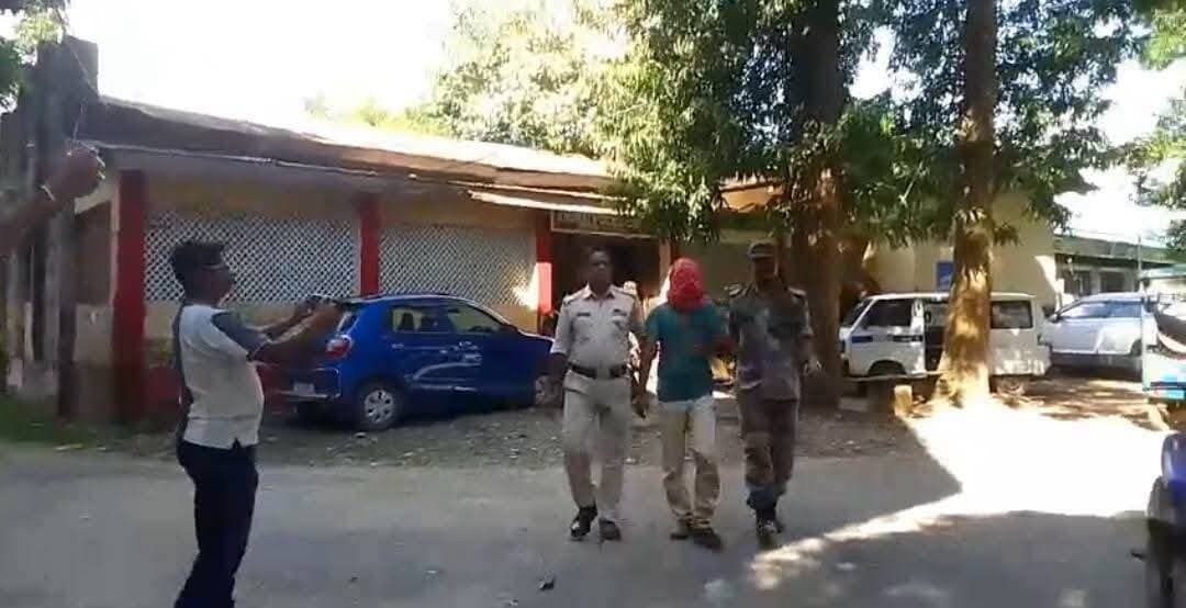 শিশুর উপর নির্যাতনের অভিযোগ, তেলিয়ামুড়ায় যুবক গ্রেপ্তার
তেলিয়ামুড়া থানাধীন কৃষ্ণপুর বিধানসভা কেন্দ্রের মাইগঙ্গা এলাকায় এক শিশুকে ঘিরে গুরুতর নির্যাতনের অভিযোগ উঠেছে। ঘটনাকে কেন্দ্র করে এলাকায় চাঞ্চল্যের সৃষ্টি হয়েছে। অভিযোগ পাওয়ার পর তেলিয়ামুড়া থানার পুলিশ তদন্ত শুরু করে। পুলিশ সূত্রে জানা গেছে, অভিযোগের ভিত্তিতে এক যুবককে গ্রেপ্তার করা হয়েছে এবং তাকে খোয়াই আদালতে পেশ করা হয়েছে। ঘটনার প্রকৃত কারণ ও অভিযোগের সত্যতা যাচাই করতে তদন্ত চালিয়ে যাচ্ছে পুলিশ। তদন্তের স্বার্থে ভুক্তভোগী শিশুর পরিচয় ও সংবেদনশীল কোনো তথ্য প্রকাশ করা হচ্ছে না।