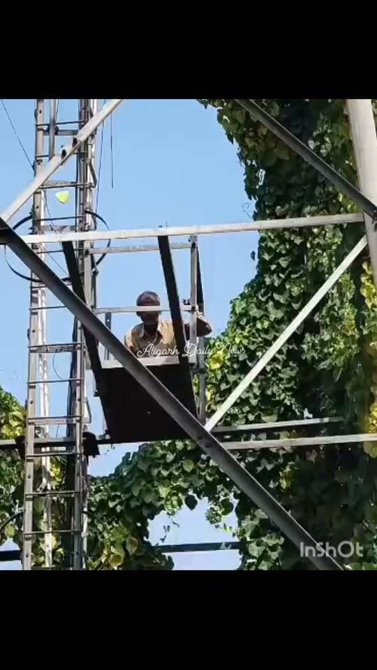 #अलीगढ़ में नौकरी की मांग पर बर्खास्त रोडवेज संविदा चालक आठवीं बार टावर पर चढ़ा, 24 घंटे से ज्यादा समय बीता, विधायक से नौकरी बहाली के आश्वासन पर नीचे उतरने की कही बात,अलीगढ़ के क्वार्सी चौराहे पर नौकरी बहाली की मांग को लेकर बर्खास्त रोडवेज संविदा चालक राजू आठवीं बार टावर पर चढ़ गया। 24 घंटे से अधिक समय बीतने के बावजूद राजू टावर से नीचे नहीं उतरा है। राजू ने परिवहन विभाग के आरएम पर प्रताड़ित करने के आरोप लगाए हैं। उसका कहना है कि अगर विधायक जयवीर सिंह और विधायक अनिल पाराशर मौके पर पहुंचकर नौकरी बहाली का आश्वासन देते हैं, तो वह नीचे उतर आएगा। राजू ने यह भी कहा कि अगर टावर से गिरकर उसकी मौत हो जाए तो शव मेडिकल कॉलेज को दान कर दिया जाए। पुलिस लगातार राजू को सुरक्षित नीचे उतारने का प्रयास कर रही है।
#Aligarh #Roadways #UttarPradesh #BreakingNews #JobDemand