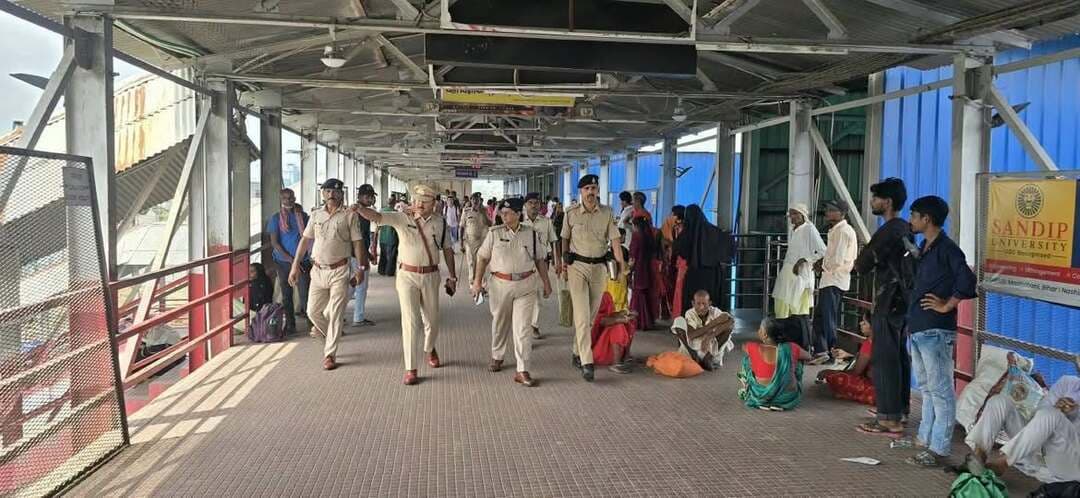 रेल थाना दरभंगा का वार्षिक निरीक्षण: ट्रेनों और प्लेटफॉर्म पर चेकिंग-गश्त बढ़ाने के निर्देश, बिना अनुमति अनुपस्थित मिलीं पु०अ०नि० सबीता दास निलंबित
दरभंगा रेल थाना के वार्षिक निरीक्षण के दौरान रेल पुलिस प्रशासन ने सुरक्षा व्यवस्था को लेकर कई अहम निर्देश जारी किए हैं। 21 सितंबर 2026 को वरीय पुलिस अधीक्षक (रेल), मुजफ्फरपुर ने रेल थाना दरभंगा का वार्षिक निरीक्षण किया। इस दौरान ट्रेनों, प्लेटफॉर्मों और रेल परिसरों में सघन चेकिंग, नियमित गश्त और मार्गरक्षण बढ़ाने के निर्देश दिए गए।
रेल अपराधों में संलिप्त एवं वांछित अपराधियों का समयबद्ध भौतिक सत्यापन करने के साथ ही लंबित मुकदमों का वैज्ञानिक साक्ष्यों के आधार पर समय पर निष्पादन सुनिश्चित करने को कहा गया। निरीक्षण के दौरान थाना परिसर की साफ-सफाई और सभी महत्वपूर्ण पंजियों को अद्यतन रखने के लिए भी सख्त निर्देश दिए गए।
वहीं, बिना पूर्व अनुमति अनुपस्थित पाई गईं पु०अ०नि० सबीता दास को तत्काल प्रभाव से निलंबित कर दिया गया है। रेल पुलिस की इस कार्रवाई के बाद ट्रेनों और रेल परिसरों में सुरक्षा व्यवस्था को और मजबूत करने पर जोर दिया जा रहा है।
#TirhutNow #Darbhanga #RailPolice #BiharPolice #RailwayNews
