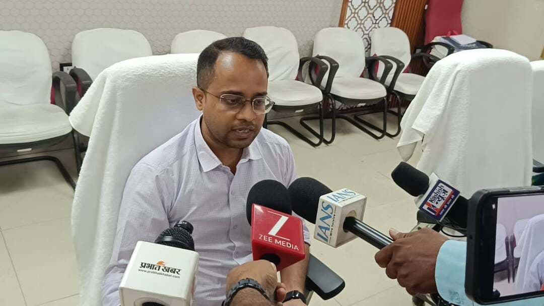 अभियान बसेरा-2 के तहत 22 से 28 सितंबर तक जिले की सभी 318 पंचायतों में विशेष शिविर
भूमिहीन परिवारों से वास भूमि के पर्चा हेतु लिए जाएंगे आवेदन
छपरा 21 सितंबर 2026
सारण जिले में अभियान बसेरा-2 के तहत भूमिहीन परिवारों को वास भूमि उपलब्ध कराने के उद्देश्य से 22 सितंबर से 28 सितंबर 2026 तक लगातार सात दिनों तक जिले की सभी 318 पंचायतों में विशेष शिविरों का आयोजन किया जाएगा। इन शिविरों में पात्र भूमिहीन परिवारों से वास भूमि के पर्चा हेतु आवेदन प्राप्त किए जाएंगे तथा आवेदन पर नियमानुसार कार्रवाई प्रारंभ की जाएगी।
इस संबंध में जिला पदाधिकारी सारण श्री वैभव श्रीवास्तव की अध्यक्षता में बैठक आयोजित की गई, जिसमें संबंधित जिला एवं प्रखंड स्तरीय पदाधिकारी उपस्थित रहे। जिला पदाधिकारी ने विशेष शिविरों के सफल संचालन एवं व्यापक प्रचार-प्रसार हेतु निम्नलिखित निर्देश दिए—
शिविरों के संचालन एवं व्यवस्था के संबंध में निर्देश
1. जिले की सभी 318 पंचायतों में 22 से 28 सितंबर तक प्रतिदिन प्रातः 6:00 बजे से अपराह्न 3:00 बजे तक विशेष शिविर आयोजित किए जाएंगे।
2. प्रत्येक पंचायत में आवेदन प्राप्त करने हेतु निर्धारित प्रपत्र एवं पंजी की उपलब्धता सुनिश्चित की जाए।
3. निर्धारित आवेदन प्रपत्र में क्यूआर कोड भी अंकित रहेगा। पंचायत स्तर पर प्रतिनियुक्त कर्मी द्वारा आवेदकों से आवेदन प्राप्त किया जाएगा।
4. जिन आवेदकों को आवेदन प्रपत्र भरने में कठिनाई हो, उन्हें सहायता उपलब्ध कराने हेतु पंचायत स्तर पर कर्मी की प्रतिनियुक्ति प्रखंड विकास पदाधिकारी द्वारा सुनिश्चित की जाएगी।
5. आवेदन भरने के उपरांत आवेदक द्वारा निर्धारित स्थान पर हस्ताक्षर अथवा अंगूठे का निशान किया जाएगा तथा आवश्यक दस्तावेज संलग्न किए जाएंगे।
6. प्रत्येक शिविर में प्राप्त आवेदनों का पंजी में विधिवत संधारण किया जाए तथा प्राप्त आवेदनों पर नियमानुसार कार्रवाई तत्काल प्रारंभ की जाए।
7. सभी प्रखंडों के वरीय/प्रभारी पदाधिकारी अपने-अपने क्षेत्र में शिविरों की तैयारियों एवं संचालन का निरंतर अनुश्रवण सुनिश्चित करेंगे।
व्यापक प्रचार-प्रसार के संबंध में निर्देश
8. विशेष शिविरों के संबंध में आम लोगों को जानकारी उपलब्ध कराने के लिए फ्लेक्स एवं होर्डिंग के माध्यम से व्यापक प्रचार-प्रसार सुनिश्चित किया जाए।
9. पंचायत स्तर पर सूचना का पर्याप्त प्रदर्शन करते हुए अधिक से अधिक पात्र भूमिहीन परिवारों तक शिविर की जानकारी पहुंचाई जाए।
10. संध्या चौपाल के माध्यम से भी विशेष शिविरों की जानकारी आम लोगों तक पहुंचाई जाए।
11. बस स्टैंड, रेलवे स्टेशन एवं अन्य सार्वजनिक स्थलों पर प्रचारात्मक रिकॉर्डेड संदेश के माध्यम से अभियान का प्रचार-प्रसार सुनिश्चित किया जाए।
12. व्हाट्सएप ग्रुप एवं अन्य उपलब्ध संचार माध्यमों के जरिए भी विशेष शिविरों की सूचना का व्यापक प्रसार किया जाए।
13. पंचायत सचिव, विकास मित्र, स्वच्छता कर्मी एवं स्वच्छता पर्यवेक्षक को घर-घर जाकर विशेष शिविरों की जानकारी देने का निर्देश दिया गया है।
14. डीपीएम, जीविका को जीविका के माध्यम से सभी संबंधित क्षेत्रों में विशेष शिविरों की सूचना का व्यापक प्रचार-प्रसार सुनिश्चित करने का निर्देश दिया गया है।
15. विशेष रूप से महादलित टोलों में व्यापक प्रचार-प्रसार कर पात्र परिवारों को शिविर में आवेदन करने हेतु प्रेरित करने का निर्देश दिया गया है।
तैयारियों एवं अनुश्रवण के संबंध में निर्देश
16. सभी प्रखंडों के वरीय/प्रभारी पदाधिकारी यह सुनिश्चित करेंगे कि शिविर प्रारंभ होने से पूर्व आवश्यक सभी तैयारियां पूर्ण कर ली जाएं।
17. प्रत्येक पंचायत में पर्याप्त संख्या में कर्मियों की प्रतिनियुक्ति, आवेदन प्रपत्र, पंजी एवं अन्य आवश्यक सामग्री की उपलब्धता सुनिश्चित की जाए।
18. शिविरों में प्राप्त आवेदनों का विधिवत संधारण करते हुए पात्र आवेदनों पर नियमानुसार अग्रेतर कार्रवाई प्रारंभ की जाए।
19. संबंधित पदाधिकारी यह सुनिश्चित करेंगे कि विशेष शिविरों का संचालन निर्धारित समयावधि में सुचारू रूप से हो तथा पात्र आवेदकों को आवेदन जमा करने में किसी प्रकार की कठिनाई न हो।
20. जिला एवं प्रखंड स्तर के पदाधिकारी विशेष शिविरों की सतत निगरानी एवं अनुश्रवण करते हुए अभियान को सफलतापूर्वक संचालित कराना सुनिश्चित करेंगे।
जिला प्रशासन द्वारा जिले के सभी पात्र भूमिहीन परिवारों से अपील की गई है कि वे 22 से 28 सितंबर 2026 के बीच अपने संबंधित पंचायत में आयोजित विशेष शिविर में उपस्थित होकर अभियान बसेरा-2 के तहत वास भूमि के पर्चा हेतु आवेदन अवश्य करें। इसके लिए उन्हें कहीं और जाने की कोई आवश्यकता नहीं है।
यह भी स्पष्ट किया गया कि वास स्थल हेतु भूमि बंदोबस्ती का मामला संबंधित अंचल स्तर से जुड़ा है। अतः पात्र परिवार अपने आवेदन संबंधित पंचायत में आयोजित विशेष शिविर में ही जमा करें, ताकि आवेदन प्राप्त होते ही नियमानुसार अग्रेतर कार्रवाई प्रारंभ की जा सके। विशेष शिविरों के माध्यम से आवेदन प्रक्रिया को पंचायत स्तर पर ही सरल एवं सुगम बनाया जा रहा है। ज्ञातव्य है कि इस संदर्भ में जिला पदाधिकारी ने एक प्रेस वार्ता भी आयोजित की जिसमें प्रेस प्रतिनिधियों को संबोधित करते हुए सारी चीजों की जानकारी दी गई, शिविर के बारे में, शिविर की व्यवस्था के बारे में, आवेदन लिए जाने के बारे में, पावती दिए जाने के बारे में तथा प्रेस प्रतिनिधियों के जरिए भी अपील की गई कि इस विशेष शिविर का अधिकाधिक लोग लाभ उठाएं।