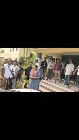 কলেজের ভিতর কি হলো হটাৎ যে পুলিশকে লাঠি হাতে রাস্তায় নামতে হলো
#viral