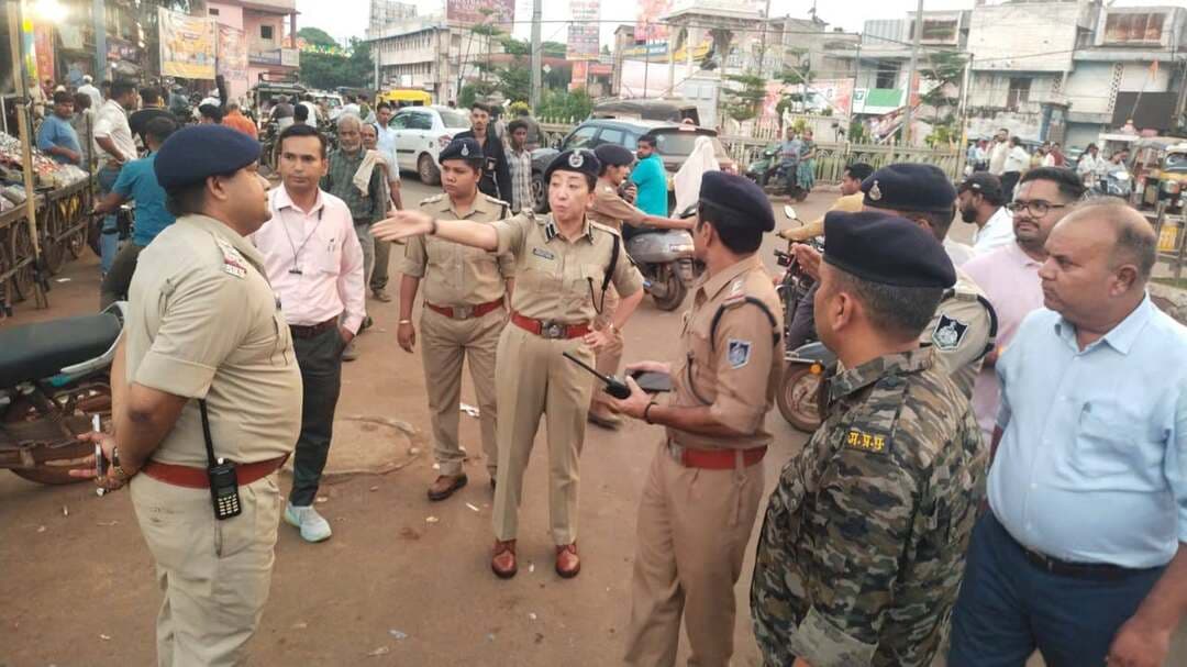 शिवपुरी- पुलिस अधीक्षक शिवपुरी यांगचेन डोलकर भूटिया द्वारा आगामी त्योहारों के मद्देनजर मय फोर्स के शहर मे भ्रमण कर कानून एवं यातायात व्यवस्था का जायजा लिया भ्रमण के दौरान बाजार के मुख्य मार्गों का एवं माधव चौक का निरीक्षण किया, शांति सुरक्षा एवं कानून व्यवस्था बनाये रखने के लिये कार्यवाही करने एवं यातायात व्यवस्था बनाये रखने के निर्देश दिये।