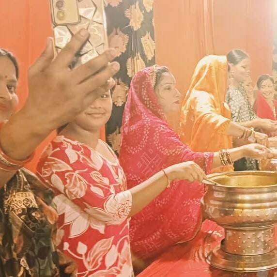 #गणेश_पूजन_महोत्सव: #उतरौला में धार्मिक उल्लास के बीच चित्रकूट धाम मंदिर पर विशाल भंडारे का आयोजन...
श्रद्धालुओं ने देर रात तक ग्रहण किया छोला, पूड़ी और खीर का प्रसाद; कमेटी सदस्यों का रहा सराहनीय योगदान...
#उतरौला (#बलरामपुर)। नगर एवं आसपास के ग्रामीण क्षेत्रों में गणेश पूजन महोत्सव अत्यंत हर्षोल्लास और भक्तिमय माहौल में मनाया जा रहा है। इसी कड़ी में सोमवार शाम को उतरौला स्थित प्रसिद्ध दुखहरण नाथ मंदिर के निकट चित्रकूट धाम मंदिर परिसर में चित्रकूट धाम कमेटी द्वारा एक विशाल भंडारे का भव्य आयोजन किया गया।
भंडारे में श्रद्धालुओं को छोला, पूड़ी, चावल और स्वादिष्ट खीर का वितरण किया गया। यह आयोजन देर रात तक निर्विघ्न चलता रहा, जिसमें आसपास के इलाकों से आए बड़ी संख्या में भक्तों ने कतारबद्ध होकर प्रभु का प्रसाद ग्रहण किया।
चित्रकूट धाम मंदिर कमेटी के संरक्षक एडवोकेट अमरनाथ शर्मा ने कार्यक्रम के संदर्भ में जानकारी देते हुए बताया कि हर वर्ष की भांति इस वर्ष भी कमेटी द्वारा परंपरा का निर्वहन करते हुए विशाल भंडारे का आयोजन किया गया है। उन्होंने खुशी व्यक्त करते हुए कहा कि धार्मिक आयोजन में महिलाओं, पुरुषों और बच्चों ने बढ़-चढ़कर भाग लिया और पुण्य के भागी बने।
इनका रहा विशेष योगदान:
कार्यक्रम को सफल बनाने में रामकुमार गुप्ता, सचिन मोबाइल, संदीप जायसवाल, अंचल गुप्ता, शंकर कौशल, रमेश यादव, महेश गुप्ता, कुलदीप जायसवाल, सागर गुप्ता, किशन गुप्ता, गौतम शर्मा, राधेश्याम कौशल, धर्मेंद्र मोदनवाल, आकाश गुप्ता, सर्वेश यादव, किशन मोदनवाल, आंचल गुप्ता तथा तरुण मौर्या का विशेष सहयोग एवं सक्रिय योगदान रहा।
#balrampur #Utraula
