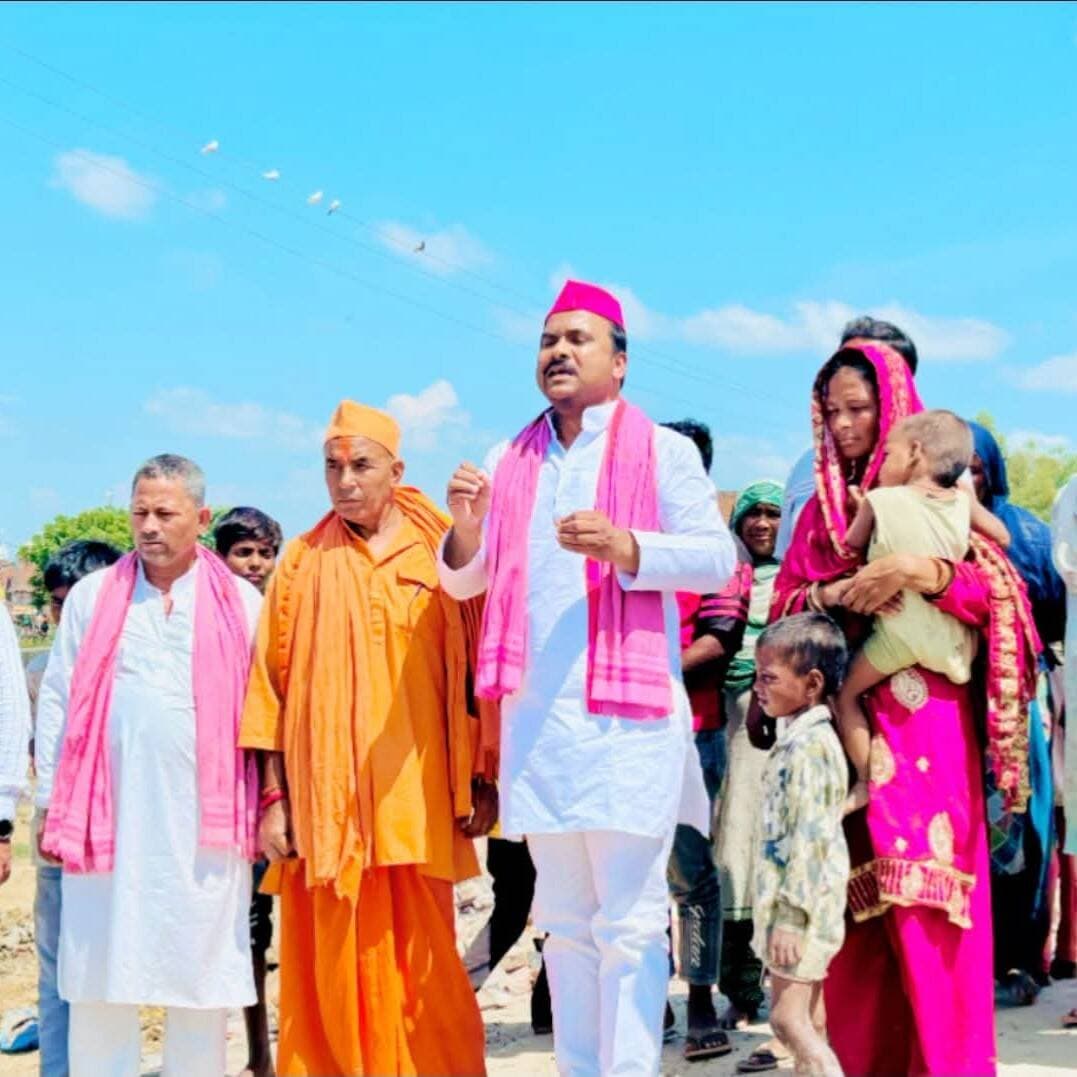 इकौना में बुलडोजर कार्रवाई के पीड़ित परिवारों से मिले मसूद आलम खान...
क्पीड़ित परिवारों को बांटी राहत सामग्री बोले न्याय की लड़ाई हम लड़ेंगे...
#इकौना, #श्रावस्ती, 21 सितंबर 2026।
इकौना बाजार के निकट आरके अस्पताल के सामने इकौना देहात में बुलडोजर कार्रवाई से प्रभावित पीड़ित परिवारों से आज समाजवादी पार्टी के राष्ट्रीय सचिव एवं 290 विधानसभा श्रावस्ती से जुड़े नेता मसूद आलम खान ने मुलाकात की और उन्हें राहत सामग्री वितरित की।
बताया गया कि एक दिन पूर्व फारूक अहमद, अमीन अहमद, मतीन अहमद, रसीद, वकील, अब्बास, गफ्फार, जब्बार और जाकिर के मकानों को बुलडोजर से ध्वस्त किया गया। मौके पर पहुंचकर मसूद आलम खान ने पीड़ित परिवारों की स्थिति जानी और उन्हें राहत सामग्री वितरित की।
मसूद आलम खान ने जिलाधिकारी श्रावस्ती और उपजिलाधिकारी इकौना की कार्रवाई पर सवाल उठाते हुए कहा कि प्रशासन को श्वेत पत्र जारी कर यह स्पष्ट करना चाहिए कि पूरे जनपद में कितने मकान और दुकानें सरकारी भूमि, बंजर, तालाब, खलिहान अथवा अन्य श्रेणी की भूमि पर बने हैं और उनमें से कितने मामलों में कार्रवाई की गई है। उन्होंने सवाल उठाया कि कार्रवाई का प्रभाव विशेष रूप से पीड़ित और कमजोर PDA वर्ग के लोगों पर ही क्यों दिखाई देता है।
उन्होंने गिलौला के तिलकपुर में कल्पराम यादव और परसुराम यादव के मकानों पर हुई कार्रवाई का भी उल्लेख किया और आरोप लगाया कि वहां भी भूमि से जुड़े प्रभावशाली लोगों के हितों को लाभ पहुंचाने के लिए कार्रवाई की गई। इसी तरह इकौना में भी उन्होंने आरोप लगाया कि हाईवे से सटी दुकानों और मकानों को हटाने के पीछे प्रभावशाली भूमि कारोबारियों के हित जुड़े होने की जांच होनी चाहिए।
मसूद आलम खान ने कहा कि यदि किसी भूमि पर सरकारी स्वामित्व का प्रश्न था और वहां लोग तीन पीढ़ियों से रह रहे थे, तो प्रशासन को पहले उनका पुनर्वास और व्यवस्थापन करना चाहिए था। उन्होंने कहा कि जिन गरीब परिवारों को सरकारी आवास योजना के तहत आवास स्वीकृत हुआ और जिनके आवास का जियो-टैगिंग आदि प्रक्रिया के बाद निर्माण हुआ, ऐसे परिवारों के मकान गिराए जाना गंभीर मानवीय और प्रशासनिक प्रश्न खड़ा करता है।
उन्होंने कहा, “हम पीड़ित परिवारों को अकेला नहीं छोड़ेंगे। उनकी न्याय की लड़ाई सड़क से लेकर जरूरत पड़ने पर हाईकोर्ट तक लड़ेंगे। इन परिवारों की आर्थिक मदद भी की जाएगी।”
मसूद आलम खान ने कहा कि समाजवादी पार्टी की सरकार बनने पर इन पीड़ित परिवारों के पुनर्वास, आवास और जमीन से जुड़े मामलों में न्याय सुनिश्चित करने के लिए आवश्यक कदम उठाए जाएंगे।
उन्होंने प्रशासन से मांग की कि पूरी कार्रवाई की निष्पक्ष जांच कराई जाए, प्रभावित परिवारों की स्थिति का पुनर्मूल्यांकन किया जाए और उन्हें उचित राहत एवं पुनर्वास उपलब्ध कराया जाए।
Akhilesh YadavSamajwadi PartyArshad HussainSarvjeet YadavRam Shiromani VermaIndrani VermaShivpal Singh YadavShravasti UP46Rakesh YadavShyam Lal PalYasar ShahDr Ahsan KhanShakeel KhanDimple YadavAbu Asim Azmi