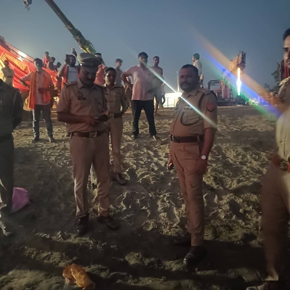 #Balrampur ! गणेश प्रतिमा विसर्जन: राप्ती घाट पहुंचे ASP, सुरक्षा व्यवस्था का लिया जायजा; दिए कड़े निर्देश...
#बलरामपुर (21 सितंबर): भगवान श्री गणेश प्रतिमा विसर्जन पर्व को शांतिपूर्ण, सुरक्षित और सकुशल संपन्न कराने के लिए बलरामपुर पुलिस पूरी तरह अलर्ट मोड़ पर है। सोमवार को अपर पुलिस अधीक्षक (ASP) विशाल पाण्डेय ने राप्ती नदी तट स्थित मुख्य विसर्जन घाट और आसपास के सुरक्षा इंतजामों का स्थलीय निरीक्षण कर व्यवस्थाओं का बारीकी से जायजा लिया।
निरीक्षण के दौरान एएसपी ने विसर्जन मार्ग और घाट पर पर्याप्त पुलिस बल, महिला पुलिसकर्मियों तथा सादे कपड़ों में जवानों की तैनाती सुनिश्चित करने के निर्देश दिए। जल सुरक्षा को ध्यान में रखते हुए घाट पर गोताखोरों, नावों और जीवनरक्षक संसाधनों की मुस्तैदी के आदेश दिए गए हैं।
इसके अलावा, भीड़ नियंत्रण व सुगम यातायात के लिए बैरिकेडिंग व रूट डायवर्जन करने तथा घाट पर पर्याप्त रोशनी, लाउडस्पीकर व साफ-सफाई की समुचित व्यवस्था कराने के लिए संबंधित अधिकारियों को निर्देशित किया गया।
एएसपी विशाल पाण्डेय ने ड्यूटी पर तैनात पुलिसकर्मियों को असामाजिक तत्वों पर कड़ी नजर रखने और आयोजकों व स्थानीय नागरिकों के साथ निरंतर समन्वय बनाए रखने की हिदायत दी। निरीक्षण के दौरान क्षेत्राधिकारी नगर अभिषेक सिंह, प्रभारी निरीक्षक कोतवाली नगर संतोष मिश्रा सहित अन्य पुलिस अधिकारी व कर्मचारी मौजूद रहे।
#balrampur #balrampurpolice
