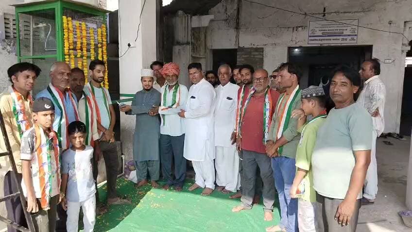 इस्लामिया अंजुमन मदरसा काछोला ईदगाह में भेंट किया वाटर कूलर
बिसायती परिवार ने मरहूम बुजुर्गों की याद में की जनसेवा, पेश इमाम ने फीता काटकर किया शुभारंभ
असलम रंगरेज (काछोला )
काछोला। इस्लामिया अंजुमन मदरसा (ईदगाह) काछोला में विद्यार्थियों एवं आमजन के लिए बिसायती परिवार की ओर से वाटर कूलर भेंट किया गया। मरहूम बुजुर्गों की याद में की गई इस सेवा पहल से मदरसा परिसर में आने वाले विद्यार्थियों, आमजन को गर्मी के दौरान शीतल पेयजल की सुविधा मिल सकेगी।
वाटर कूलर का शुभारंभ काछोला जामा मस्जिद के पेश इमाम मोहम्मद शाह आलम अशरीफ ने फीता काटकर किया। इस अवसर पर उन्होंने कहा कि मदरसा एवं ईदगाह परिसर में वाटर कूलर लगने से विद्यार्थियों और आमजन को काफी सुविधा मिलेगी। उन्होंने कहा कि सार्वजनिक स्थल पर पेयजल की व्यवस्था करना सेवा और नेक कार्य है, जिससे जरूरतमंद लोगों को सीधा लाभ मिलता है।
बुजुर्गों की याद को सेवा से जोड़ा
बिसायती परिवार की ओर से मरहूम बुजुर्गों की याद में वाटर कूलर भेंट कर उनकी स्मृति को जनसेवा से जोड़ा गया। परिवार की इस पहल की समाज के लोगों ने सराहना की। उपस्थित लोगों ने कहा कि धार्मिक एवं सार्वजनिक स्थलों पर पेयजल जैसी मूलभूत सुविधा उपलब्ध कराना समाजहित का महत्वपूर्ण कार्य है।
वाटर कूलर की सुविधा शुरू होने से मदरसे में पढ़ने वाले विद्यार्थियों के साथ ईदगाह में आने वाले लोगों को भी इसका लाभ मिलेगा। कार्यक्रम के दौरान मदरसा कमेटी के सदस्यों ने वाटर कूलर भेंट करने वाले परिवार का आभार जताया।
इस अवसर पर हाजी मोहम्मद रमजान अली बिसायती, हाजी मोहम्मद साबिर रंगरेज, अशरफ अली अब्दुल सलाम रंगरेज, अब्बास अली, मुन्ना कुरैशी, शाहिद सहित समाज के लोग उपस्थित रहे।