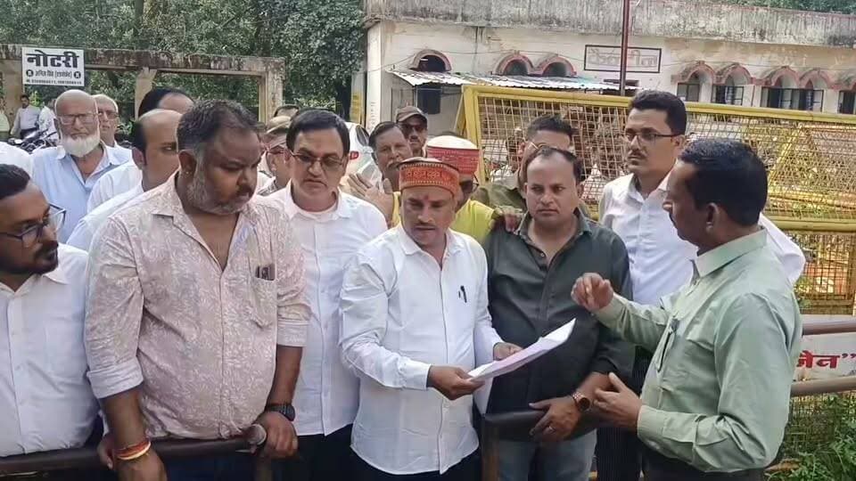 उमरिया सिंगलटोला रेलवे वोभर ब्रिज की बनाने की मांग हुई तेज रैली निकालकर कलेक्टर और DRM को सौपा ज्ञापन