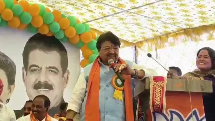 संध्या दीदी की चौड़ाई बढ़ गई है… खीखीखीखी
ये मध्य प्रदेश सरकार के मंत्री कैलाश विजयवर्गीय हैं
भरे मंच से एक महिला की बॉडी शेमिंग कर रहे हैं