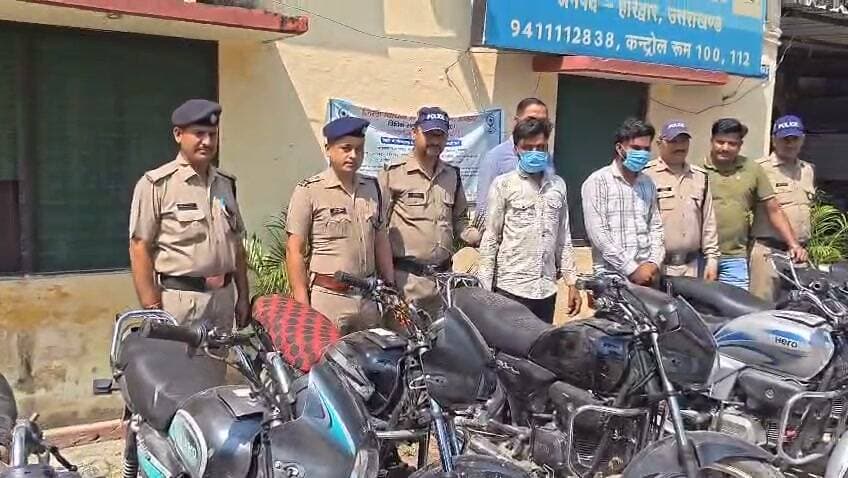 BIG BREAKING:: पथरी पुलिस का बड़ा धमाका! दो शातिर वाहन चोर गिरफ्तार, निशानदेही पर खंडहर से निकलीं 9 चोरी की बाइकें! - Bahadrabad News
=================
_*पूरी ख़बर पढ़ने के लिए नीचे दी गई ब्लू लाइन पर क्लिक करें।*_
👇👇
https://bahadrabadnews.com/big-breaking-pathri-polices-big-blast-two-vicious-vehicle-thieves-arrested/
*"बहादराबाद न्यूज़/ की खबरे व्हाट्सएप पर पाने के 👇लिए ग्रुप से जुड़े.. क्लिक करे!*
https://chat.whatsapp.com/JRJhdKtAfvYEyJxTAHmU0W
=================
_*News by -SHAJAD ALI*_
