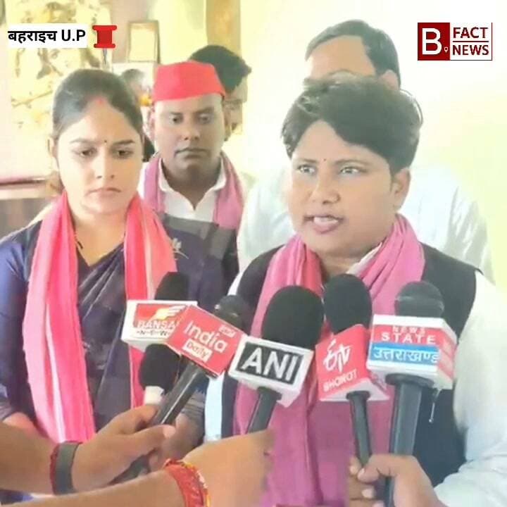 बहराइच में सपा का महिला जन संवाद विनायक रिसॉर्ट में उमड़ा भारी महिला जनसैलाब, गूंजा PDA का नारा
बहराइच के गोंडा रोड स्थित विनायक रिसॉर्ट में समाजवादी पार्टी महिला सभा द्वारा आयोजित 'महिला जन संवाद' में महिलाओं का अभूतपूर्व जनसैलाब उमड़ पड़ा।
मुख्य अतिथि सपा महिला सभा की राष्ट्रीय अध्यक्ष सीमा राजभर और आयोजक राष्ट्रीय सचिव प्रीती मिश्रा की मौजूदगी में हजारों महिलाओं ने अपनी मजबूत उपस्थिति दर्ज कराई। कार्यक्रम में महिला सुरक्षा, सम्मान, रोजगार, आर्थिक आत्मनिर्भरता और PDA (पिछड़ा, दलित, अल्पसंख्यक) के जरिए सामाजिक न्याय का संदेश दिया गया।
सीमा राजभर ने कहा कि महिलाओं की यह ऐतिहासिक भागीदारी उनके जागरूक होने का प्रमाण है। वहीं सपा नेताओं ने केंद्र और राज्य सरकार की नीतियों को घेरते हुए महिलाओं की आवाज को राजनीतिक विमर्श के केंद्र में लाने का संकल्प दोहराया।
कार्यक्रम में जिला अध्यक्ष राम हर्ष यादव समाजवादी पार्टी पूर्व विधायक शब्बीर वाल्मीकि शैलेश सिंह सालू पूर्व मंत्री बंशीधर बौद्ध रशीद अहमद विधानसभा सचिव नानपारा नगर पंचायत रुपईडीहा महिला जिला अध्यक्ष मनु देवी समाजवादी पार्टी शाइस्ता परवीन नानपारा विधानसभा मयंक मिश्रा नंदेश्वर नंद यादव गाजी इमाम आला और पार्टी के तमाम कार्यकर्ता मौजूद रहे।
