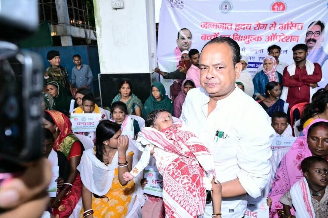 पैसों की कमी से नहीं रुकेगा इलाज, 25 बच्चों को हृदय सर्जरी के लिए कोच्चि भेजा गया
#रांची :- झारखंड के गरीब परिवारों के बच्चों के इलाज को लेकर स्वास्थ्य विभाग ने एक पहल शुरू की है। स्वास्थ्य मंत्री डॉ. इरफान अंसारी की पहल पर दिल में छेद और गंभीर जन्मजात हृदय रोग से पीड़ित 25 बच्चों के दूसरे बैच को इलाज के लिए केरल के कोच्चि स्थित अमृता अस्पताल भेजा गया।
इन बच्चों के इलाज और सर्जरी का पूरा खर्च राज्य सरकार उठाएगी। प्रत्येक बच्चे के इलाज पर करीब 10 लाख रुपये तक का खर्च सरकार की ओर से वहन किया जाएगा। इससे आर्थिक रूप से कमजोर परिवारों को बड़ी राहत मिलेगी।
पहले बैच के बच्चों का हुआ इलाज
स्वास्थ्य मंत्री ने बताया कि इससे पहले बच्चों के एक बैच को कोच्चि भेजा गया था। वहां उनका इलाज और सर्जरी सफलतापूर्वक हुई और बच्चे स्वस्थ होकर वापस लौटे हैं। अब दूसरे बैच के 25 बच्चों को बेहतर उपचार के लिए भेजा गया है।
डॉ. इरफान अंसारी ने कहा कि गरीब परिवारों के लिए दिल की बीमारी का महंगा इलाज कराना मुश्किल होता है। सरकार का उद्देश्य है कि पैसों की कमी के कारण किसी बच्चे को इलाज से वंचित न रहना पड़े।
जनप्रतिनिधियों से बच्चों की जानकारी देने की अपील
स्वास्थ्य मंत्री ने सांसदों, विधायकों और अन्य जनप्रतिनिधियों से अपील की कि उनके क्षेत्र में यदि कोई ऐसा बच्चा है, जो दिल में छेद या गंभीर जन्मजात हृदय रोग से पीड़ित है और परिवार इलाज का खर्च उठाने में सक्षम नहीं है, तो उसकी जानकारी स्वास्थ्य विभाग तक पहुंचाएं।
उन्होंने कहा कि ऐसे जरूरतमंद बच्चों के इलाज में सरकार मदद करेगी।
स्वास्थ्य व्यवस्था मजबूत करने पर जोर
डॉ. इरफान अंसारी ने कहा कि राज्य में स्वास्थ्य सुविधाओं को मजबूत करना सरकार की प्राथमिकता है। आधुनिक इलाज की सुविधा गरीब और जरूरतमंद लोगों तक पहुंचाना जरूरी है।
स्वास्थ्य विभाग के अपर मुख्य सचिव अजय कुमार सिंह ने कहा कि विभाग नई तकनीक और बेहतर चिकित्सा सुविधाओं के साथ आगे बढ़ रहा है। उन्होंने कहा कि इन बच्चों के इलाज के लिए उनके परिवारों को अपनी जेब से खर्च नहीं करना होगा।
एमडी, एनएचएम शशि प्रकाश झा ने भी इस पहल को जरूरतमंद बच्चों के लिए महत्वपूर्ण बताया। बच्चों को कोच्चि रवाना करने में रेलवे के डीआरएम समेत रेलवे अधिकारियों और कर्मचारियों ने भी सहयोग किया।
#JharkhandNews #RanchiNews #HealthMinister #IrfanAnsari #JharkhandHealth #HeartSurgery #AmritaHospital #Kochi #JharkhandGovernment #HealthNews #ChildTreatment #LatestNews #TrendingNews #ViralNews #LoktantraBharat