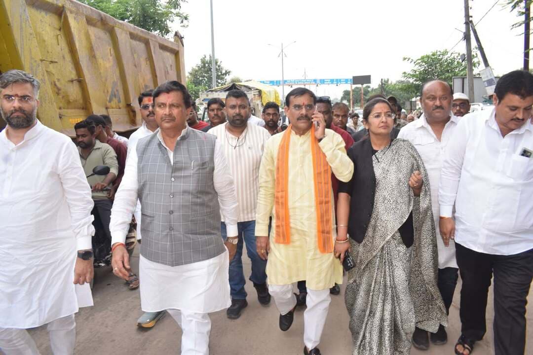 भाजपा के राष्ट्रीय संयोजक वीडी शर्मा 'वाराणसी से बड़नगर यात्रा' बाइक रैली को किया रवाना
वृद्धजनों का हुआ सम्मान, यात्रा का सतना पहुंचने पर आत्मीय स्वागत
सतना। भाजपा के प्रकोष्ठ एवं संकुल के राष्ट्रीय संयोजक, पूर्व प्रदेशाध्यक्ष एवं खजुराहो सांसद विष्णुदत्त शर्मा सोमवार को कृपालपुर से प्रारंभ हुई 'वाराणसी से बड़नगर यात्रा' बाइक रैली को रवाना किया। यह रैली कृपालपुर से सेमरिया चौक,
व्यंकटेश लोक पहुंची, जहां मंचीय कार्यक्रम आयोजित किया गया। इससे पहले भाजपा के राष्ट्रीय संयोजक, खजुराहो सांसद विष्णुदत्त शर्मा का सतना पहुंचने पर जोरदार स्वागत किया गया। बदखर स्थित होटल मंनत होटल में राज्यमंत्री प्रतिमा बागरी, भाजपा जिलाध्यक्ष भगवती पाण्डेय एवं भाजपा नेता विजय तिवारी समेत भाजपा कार्यकर्ताओं ने आत्मीय स्वागत किया।
शहीद पद्मधर पार्क में पौधरोपण
भाजपा के प्रकोष्ठ एवं संकुल के राष्ट्रीय संयोजक श्री शर्मा ने कृपालपुर स्थित शहीद पद्मधर सिंह पार्क में पौधरोपण किया। बताया गया है कि यात्रा से पूर्व उतैली में वृद्धजनों की सेवा का कार्यक्रम आयोजित किया गया। इसके बाद कृपालपुर से बाइक रैली निकाली गई। भाजपा मीडिया प्रभारी अतुल सिंह द्वारा दी गई जानकारी के अनुसार बाइक रैली शहर भ्रमण के पश्चात व्यंकटेश लोक परिसर पहुंची जहां मंचीय कार्यक्रम में वृद्धजनों का सम्मान किया गया। बताया गया है कि वीडी शर्मा ने सतना में स्वच्छता कार्यक्रम में भी हिस्सा लिया। भाजपा के प्रकोष्ठ एवं संकुल के राष्ट्रीय संयोजक वीडी शर्मा ने वृद्धजनों के सम्मान कार्यक्रम के पश्चात बाइक रैली को रवाना किया। इससे पहले श्री शर्मा प्रयागराज
एयरपोर्ट से कार द्वारा सतना पहुंचे। सतना पहुंचने पर भाजपा कार्यकर्ताओं ने उनका भव्य स्वागत किया गया। भाजपा कार्यकर्ताओं ने बताया कि प्रधानमंत्री नरेंद्र मोदी के 76वें जन्मदिन और सार्वजनिक जीवन में 25 साल पूरे होने के अवसर पर वाराणसी से गुजरात के वडनगर तक 'सेवा संकल्प बाइक यात्रा' निकाली गई है। यह बाइक रैली से 17 सितंबर 2026 को शुरू हुई। यात्रा का जगह-जगह भाजपा कार्यकर्ताओं द्वारा स्वागत किया जा रहा है। इस मौक पर राज्यमंत्री प्रतिमा बागरी, सांसद गणेश सिंह, भगवती पाण्डेय, अजय सिंह, महापौर योगेश ताम्रकार, संजय तीर्थवानी, ऊषा चौधरी, नरेन्द्र त्रिपाठी, विनोद तिवारी, चन्द्रकमल त्रिपाठी, विनोद यादव, ऋषभसिंह, श्रीकृष्ण द्विवेदी, रमाकांत गौतम, प्रबल श्रीवास्तव, विजय तिवारी, अतुल सिंह परिहार, जीतेश्वर सिंह, चन्द्रभान कुशवाहा, अतुल शुक्ला, महेन्द्र तिवारी आदि मौजूद रहे।