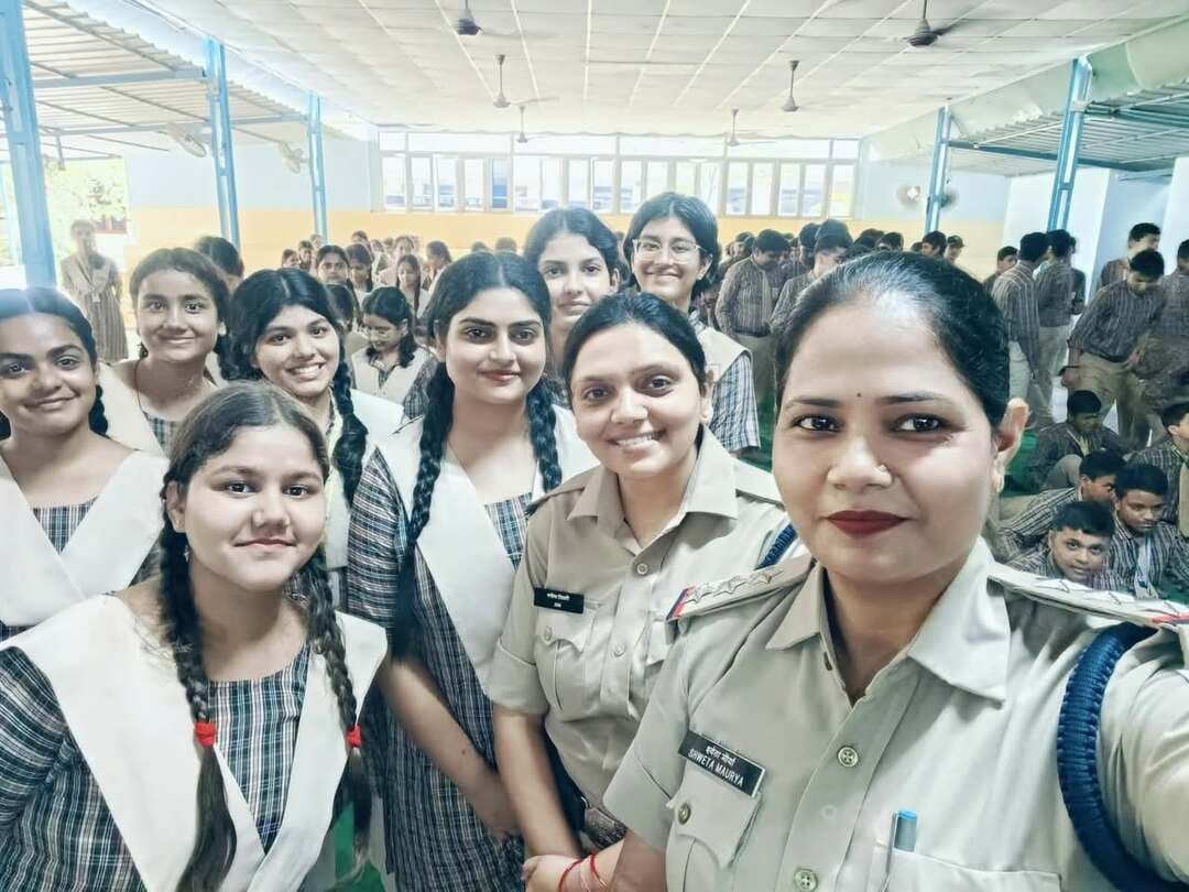 क्राइस्टकुला स्कूल, सतना में साइबर जागरूकता कार्यक्रम आयोजित, विद्यार्थियों को साइबर अपराधों से बचाव के प्रति किया जागरूक*
विद्यार्थियों को साइबर अपराधों के प्रति जागरूक करने तथा सुरक्षित डिजिटल व्यवहार अपनाने के उद्देश्य से सतना स्थित क्राइस्टकुला (Christukula) स्कूल में साइबर अवेयरनेस कार्यक्रम आयोजित किया गया। कार्यक्रम में महिला थाना प्रभारी एवं साइबर सेल से विपेन्द्र मिश्रा उपस्थित रहे।
कार्यक्रम के दौरान विद्यार्थियों को वर्तमान समय में बढ़ते साइबर अपराधों, ऑनलाइन धोखाधड़ी एवं सोशल मीडिया के सुरक्षित उपयोग के संबंध में विस्तारपूर्वक जानकारी दी गई। साइबर सेल से उपस्थित विपेंद्र मिश्रा द्वारा फर्जी लिंक, फिशिंग, ऑनलाइन गेमिंग के माध्यम से होने वाली ठगी, सोशल मीडिया अकाउंट हैकिंग, फर्जी प्रोफाइल तथा ओटीपी के जरिए होने वाले साइबर फ्रॉड के बारे में बताया गया। विद्यार्थियों को समझाया गया कि किसी भी अनजान लिंक पर क्लिक न करें, अपना ओटीपी, पासवर्ड एवं व्यक्तिगत जानकारी किसी अनजान व्यक्ति के साथ साझा न करें तथा इंटरनेट और सोशल मीडिया का उपयोग सतर्कता एवं जिम्मेदारी के साथ करें।
महिला थाना प्रभारी द्वारा विद्यार्थियों को सोशल मीडिया के सुरक्षित उपयोग, ऑनलाइन उत्पीड़न एवं इंटरनेट के माध्यम से होने वाली अनुचित गतिविधियों के प्रति जागरूक किया गया। साथ ही बताया गया कि किसी भी प्रकार की साइबर समस्या अथवा ऑनलाइन उत्पीड़न की स्थिति में बिना संकोच अपने अभिभावकों, शिक्षकों या पुलिस को सूचित करें।
कार्यक्रम में विद्यार्थियों को साइबर अपराध का शिकार होने पर तत्काल साइबर हेल्पलाइन नंबर 1930 पर संपर्क करने तथा राष्ट्रीय साइबर अपराध रिपोर्टिंग पोर्टल www.cybercrime.gov.in पर शिकायत दर्ज कराने की प्रक्रिया से भी अवगत कराया गया।
सतना पुलिस द्वारा विद्यार्थियों एवं आम नागरिकों को साइबर अपराधों से सुरक्षित रखने, डिजिटल सुरक्षा के प्रति जागरूकता बढ़ाने तथा साइबर सुरक्षा संबंधी जानकारी जन-जन तक पहुँचाने के उद्देश्य से निरंतर जागरूकता कार्यक्रम आयोजित किए जा रहे हैं।
*सतना पुलिस — आपकी सुरक्षा, हमारा संकल्प।*